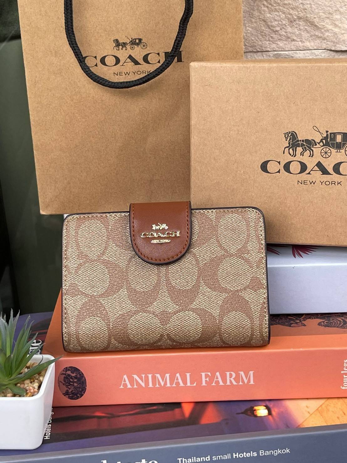COACH MEDIUM CORNER ZIP WALLET IN SIGNATURE CANVAS กระเป๋าสตางค์ขนาดกลางที่ถือว่าเป็นไอเทม Must Have ของทุกเพศทุกวัยที่ต้องพกติดตัวไว้ตลอดเวลา เพราะนอกจากจะช่วยจัดเก็บเงิน บัตรประชาชน บัตรเครดิตและต่าง ๆ ให้เป็นระเบียบเรียบร้อยยังต้องคำนึงถึงประโยชน์ใช้สอ