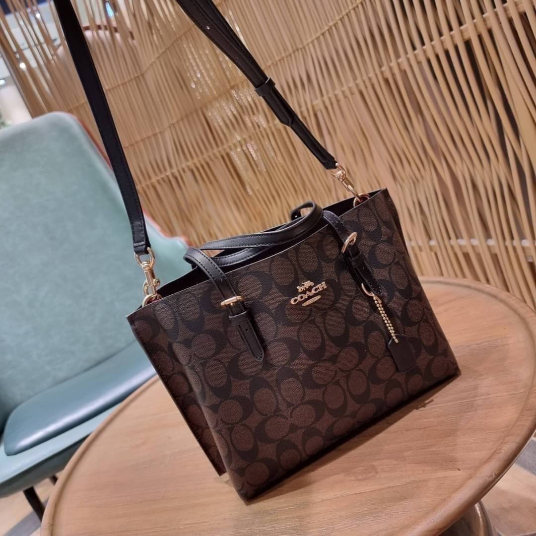 OUTTLET 】COACH MOLLIE TOTE 25 (C4250 C4084) น้องคนสวยอีกหนึ่ง!! กระเป๋าโท้ทไซส์เล็กที่สาวๆหลงรัก ดีไซน์คลาสสิคเหมือนเดิม เพิ่มเติมคือสะดวกขึ้นเยอะ!! ย่อส่วนมาจากใบใหญ่เป๊ะๆ น่ารักน่าใช้มากๆ วัสดุหนัง crossgrain ทนทาน ใช้งานง่าย เรียบหรูดูดีม้าก!! ภายในโล่