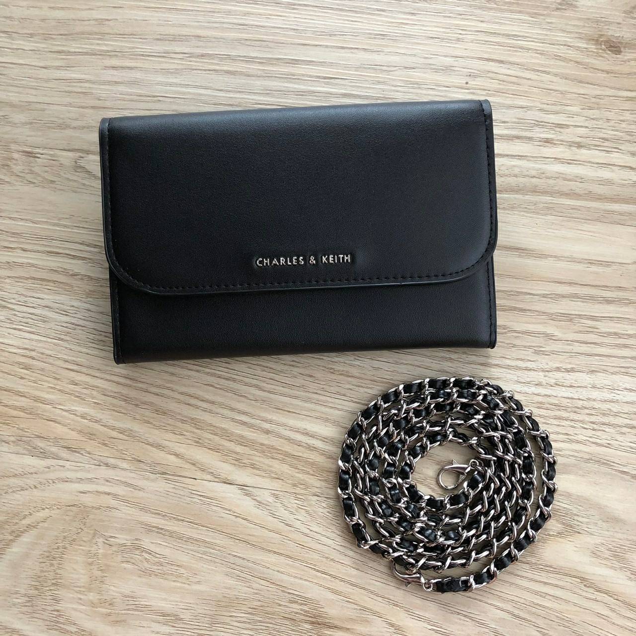 Charles & Keith Front Flap Wallet กระเป๋าสตางค์ มาพร้อมสายโซ่สลับหนัง เปิด - ปิดกระเป๋าด้วยกระดุม ด้านในมีช่องหลายช่อง แยกเก็บของได้เป็นสัดส่วน และมีช่องซิป 1 ช่องค่ะ ด้านหลังมีช่องอีก 1 ช่อง มาพร้อมสายโซ่สลับหนังยาวประมาณ 114 cm สามารถถอดได้ (ปรับไม่ได้ค