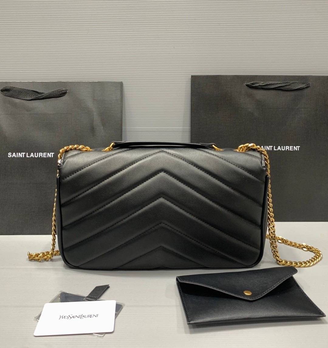 ORI | หนังแท้ 30cm YSL loulou medium in matelassé กระเป๋าสะพายทรงสวยคลาสสิค มาพร้อมใบเล็กใส่การ์ด งานหนังแท้สมผัสนุ่มมือตะเข็บเย็บลายเชฟรอนสวยเป็นเอกลัษณ์ ด้วยดีไซน์เรียบหรู ใช้ได้บ่อยไม่มีเบื่อ