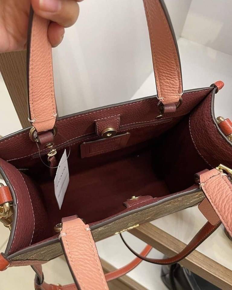 Coach Dempsey Tote 22 In Signature Canvas With Dancing Kitten Print CC424 น้องแมวน่ารักมากๆค่ะ ใหม่กันต่อ ไปสวยกันให้สุดค่ะ! กับกระเป๋าทรงTOTE รุ่นใหม่ล่าสุด 🌟จุดเด่นของรุ่นนี้คือปริ้นท์ลายน้องแมวทั้งใบ น่ารักน่าเอ็นดูมากๆค่ะ เปิด-ปิดกระเป๋าแบบกระ