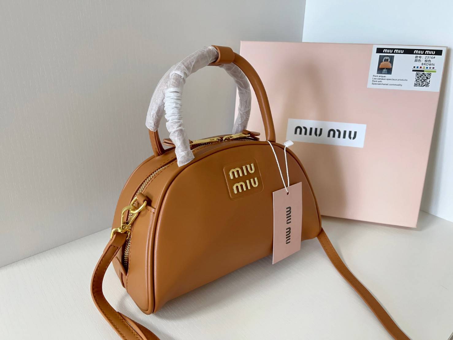 MIU MIU HALF-MOON TOP HANDLE BAG / Patent leather bowling bag / Miu Miu Leather top-handle bag กระเป๋าทรงพระจันทร์เสี้ยว หนังนิ่ม ลื่นเงา ตัดกับอะไหล่ทองได้ลงตัว