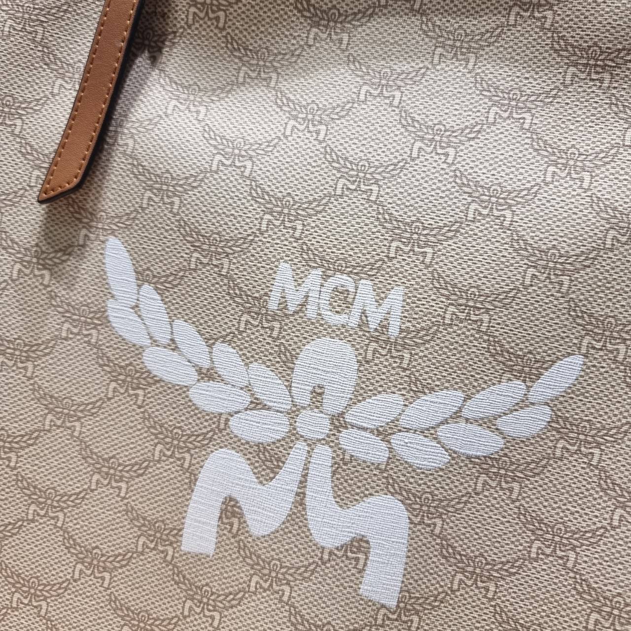 M.C.M MEDIUM HIMMEL SHOPPER IN LAURETOS กระเป๋าทรงโท้ทช้อปปิ้ง เรียบหรู คอลใหม่ พร้อมสีใหม่ ดีไซน์ละมุน น่าใช้มากๆ ก พิเศษสุดกับพวงหนังพร้อมห่วงกุญแจทึ่สามารถห้อยพวงกุญแจน่ารักๆได้