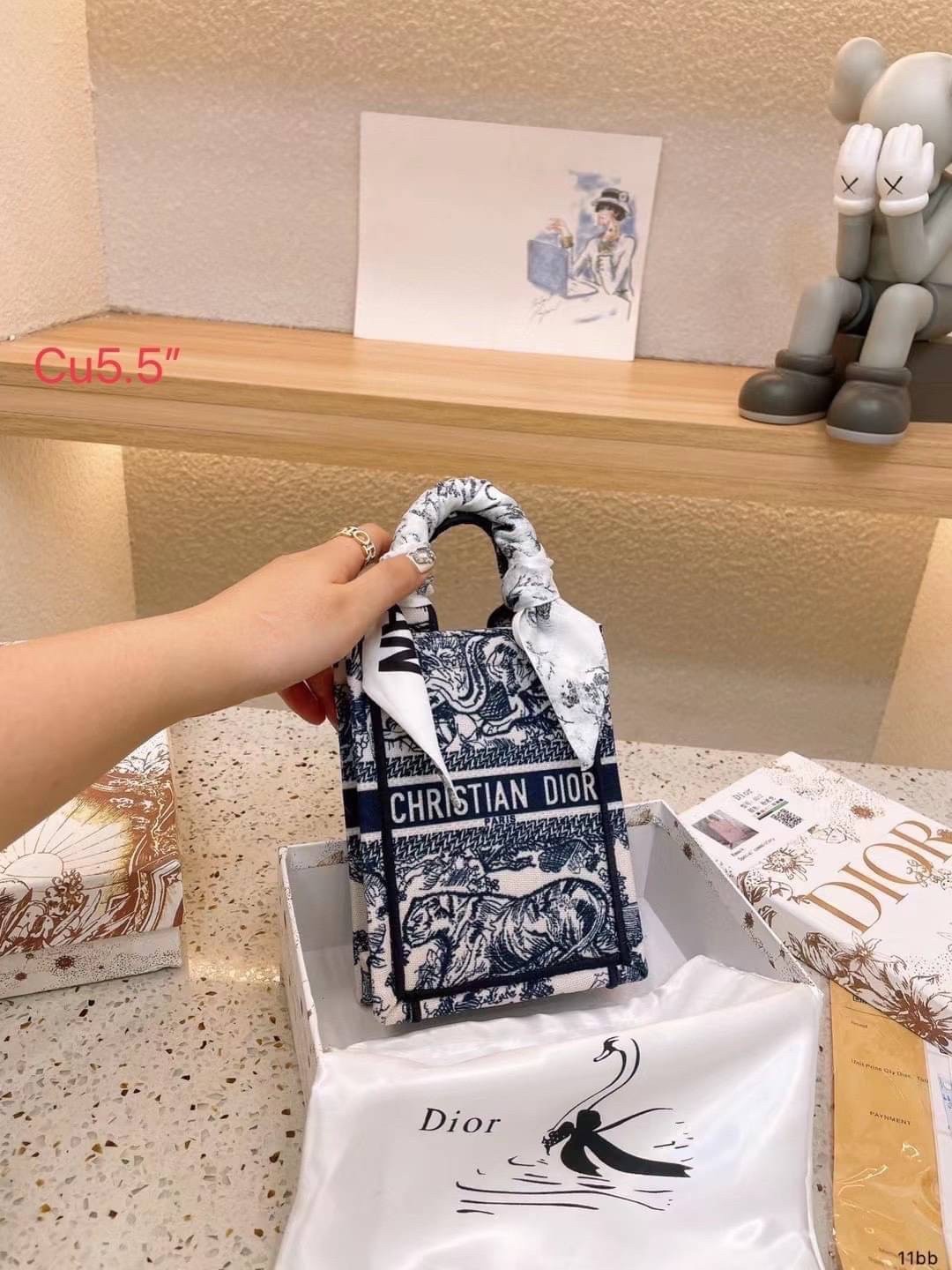 DIOR Mini Book Tote Phone Bag กระเป๋าสะพายทรงมินิโท้ท Shopping พร้อมสายสะพายสวยคลาสสิคถอดได้ ถือหรือสะพายได้ พกพาสะดวก ใช้งานง่ายสุดๆ วัสดุงานทอละเอียดคุณภาพดี ภายในเป็นช่องโล่ง ใบจริงงานสวยเกินเบอร์!! สวยงามเกินราคา ไม่ผิดหวังจ้า