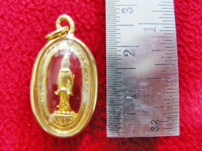 จี้เจ้าแม่กวนอิมปางยืนประทานพรถือดอกบัวและคนโทน้ำทิพย์ทรงวงรีเนื้อทองพ่นทรายล้อมเพชรเลี่ยมทองไมครอนค่ะ