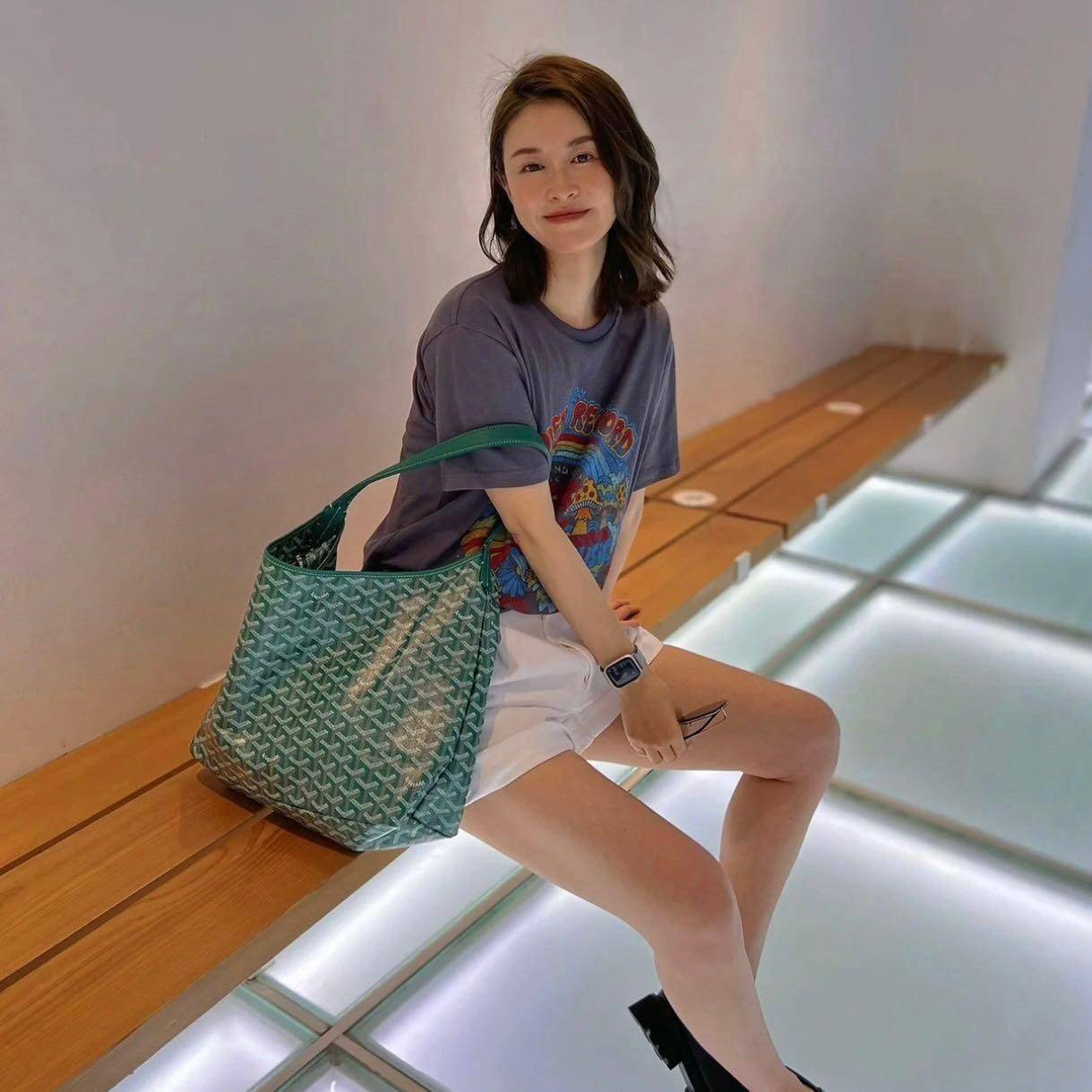 GOYARD BOHEME HOBO BAG / GOYARD HOBO กระเป๋าสะพายทรงโฮโบ ใบใหญ่จุใจ!! มาครบสีขายดี เลิศทุกสี รูปทรงคลาสสิค ดีไซน์เป็นเอกลักษณ์ วัสดุหนังแคนวาสพิมพ์ลายสวยคม ปากกระเป๋ามีซิปเปิด-ปิดกันของหล่นได้ ภายในโล่งกว้างมาก มาพร้อมสายคล้องในตัว ทนทาน สะพายสวยๆได้ทุกวั