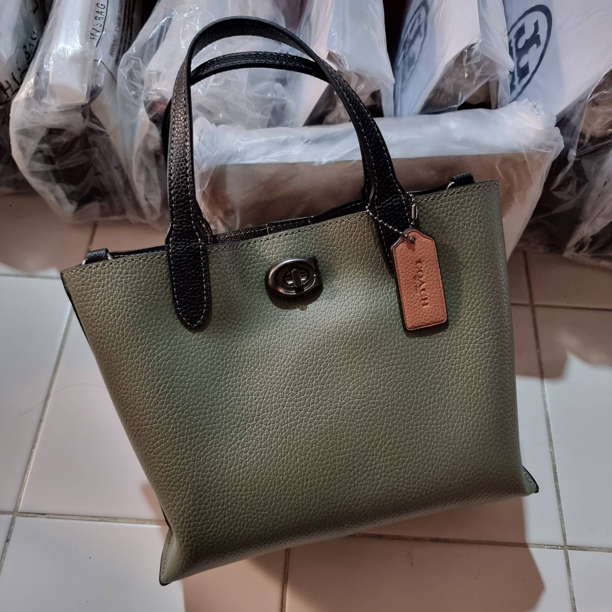 COACH C8561 C8869 WILLOW TOTE 24 IN COLOR BLOCK น้องสาวลุคลูกคุณมาแล้วจ้า กระเป๋าถือ/สะพาย ดีไซน์คัลเลอร์บล็อค ลงตัว เรียบหรู ใบจริงคือผู้ดี๊ผู้ดี ใช่ได้ทุกๆโอกาส วัสดุหนัง pepble อยู่ทรง เปิดปิดด้วยตัวบิดล็อค และอีกฝั่งเป็นกระดุมแม่เหล็ก ภายในโล่งกว้าง ใ