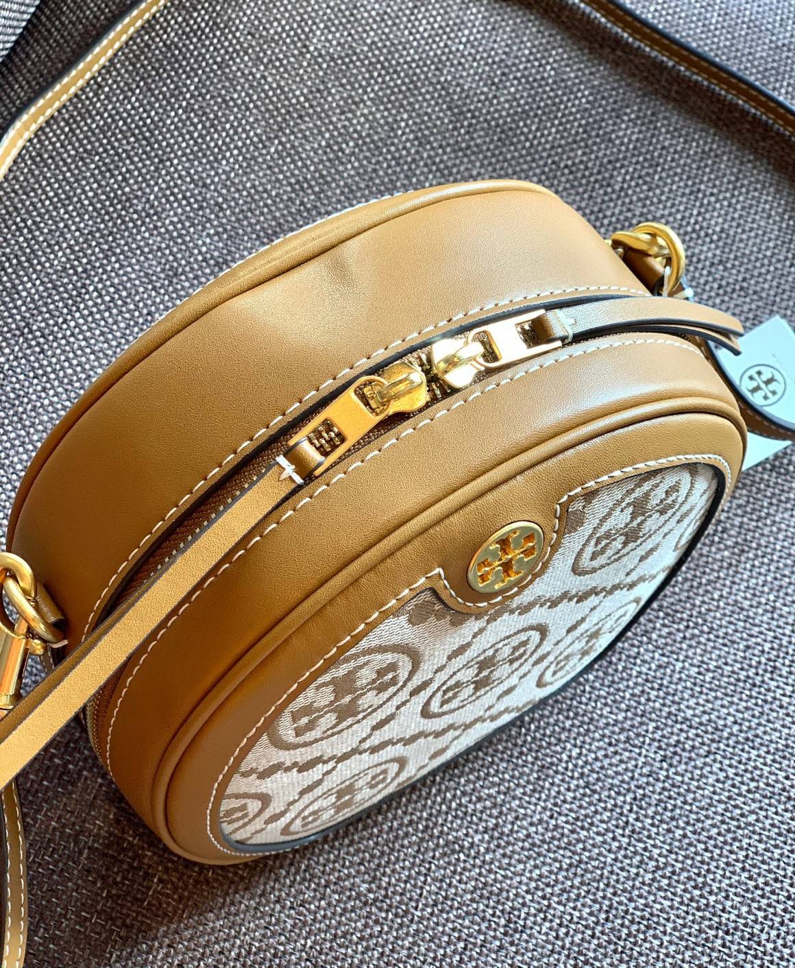 TORY BURCH T MONOGRAM JACQUARD CIRCLE BAG ((Large size)) พร้อมส่งที่ไทย สวยก่อนใครที่นี่! กระเป๋าจาก Tory burch รุ่นนี้มาในสไตล์ทรงวงกลม สุดคลาสสิค ดูคล่องตัวมากขึ้น วัสดุJacquardทอลายแบรนด์+ขอบหนังแท้ ได้ลงตัวสวยงามอยู่เหมือนเดิมค่ะ