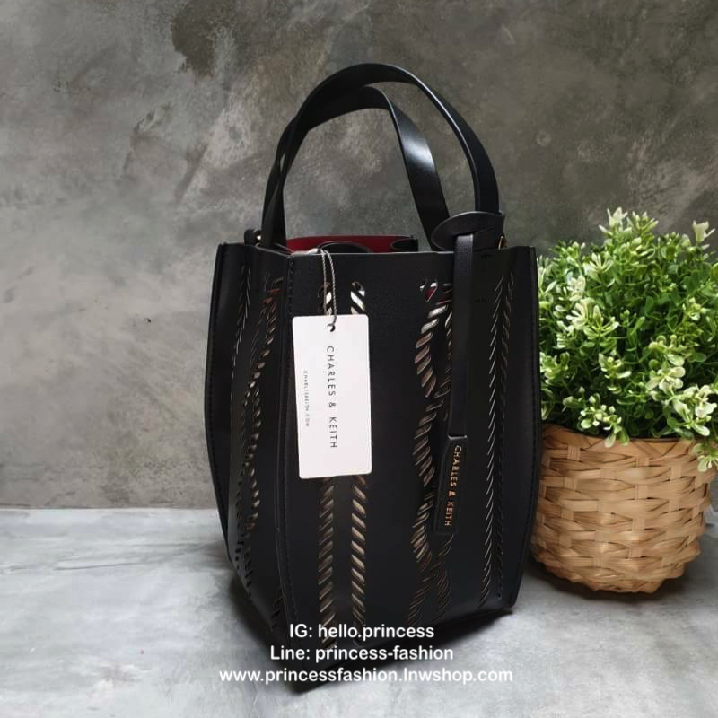 charleskeith Laser cut bucket bag กระเป๋าทรงเก๋ วัสดุหนังนิ่ม มาพร้อมกระเป๋าด้านใน มาพร้อมสายสะพายยาวปรับระดับได้ รุ่นนี้น่ารักมากค่ะ ห้ามพลาดเลยนะยูว์....