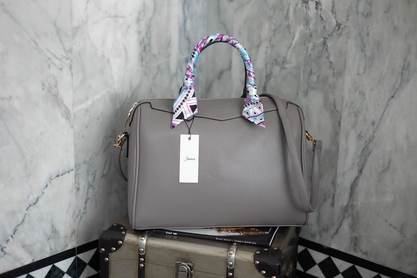 รุ่นใหม่ล่าสุด จากแบรนด์ Berke ขนาด มินิ หนังลายสวยมากคะ ขนาดใหญ่ จุของคุ้ม แต่น้ำหนักเบา ดูแลรักษา ตกแต่งด้วยผ้าพันกระเป๋ารุ่นพิเศษ ปรับ พันเป็นโบว์ได้คะ ทำให้กระเป๋าน่ารักสุดๆ พร้อมสายสะพายยาว ภายในมีช่องซิป และช่องใส่ของจุกจิก 2 ด้าน เลยค่า หูกระเป๋าพั