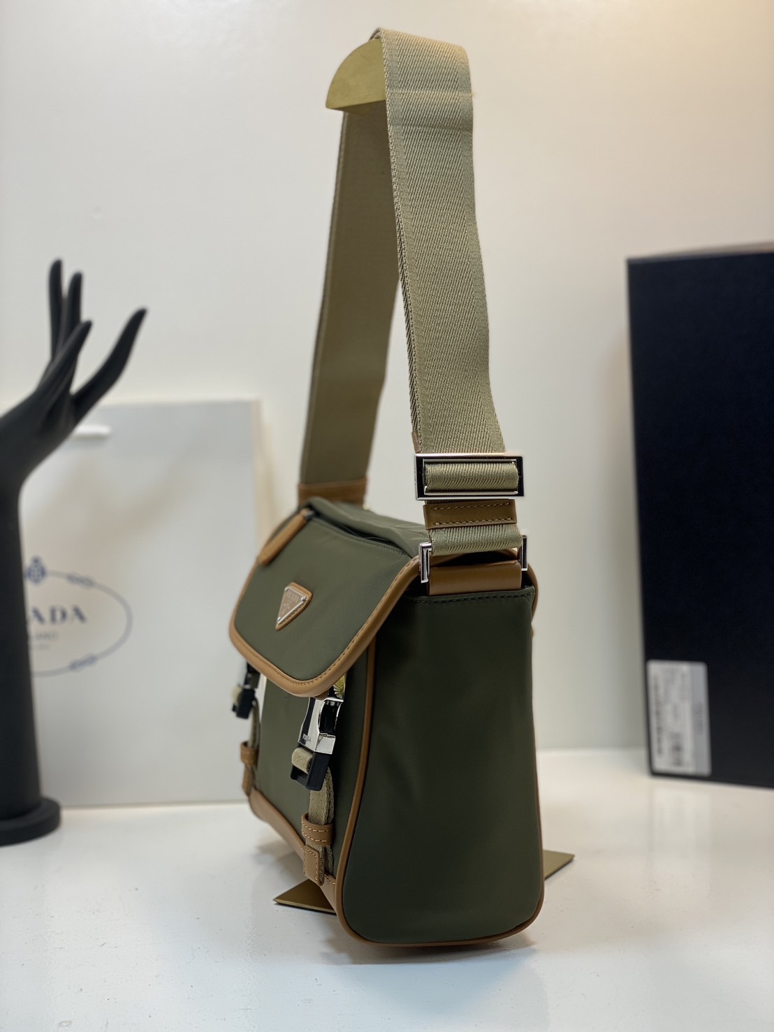 PRADA Re-Nylon and leather shoulder bag / PRADA Messenger Bag กระเป๋าสะพายคอมพลีทครีเอทลุคหล่อเท่ เกรดออริ สลับแท้ 1:1 ใช้งานต่างประเทศได้