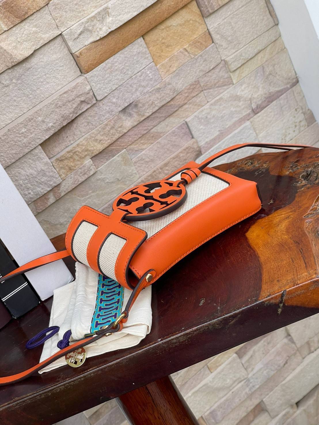 ของแท้ 💯% Tory Burch Miller Leather & Canvas Crossbody Phone Case ขึ้นชื่อว่ากระเป๋าสำหรับใส่มือถือหรือของจุกจิกต่างๆ โดยให้เหมาะกับการใช้งานนั้นมีไม่มาก คอลเลคชั่นนี้ออกมาเพื่อเอาใจสาวๆโดยเฉพาะ สีสันสุภาพ