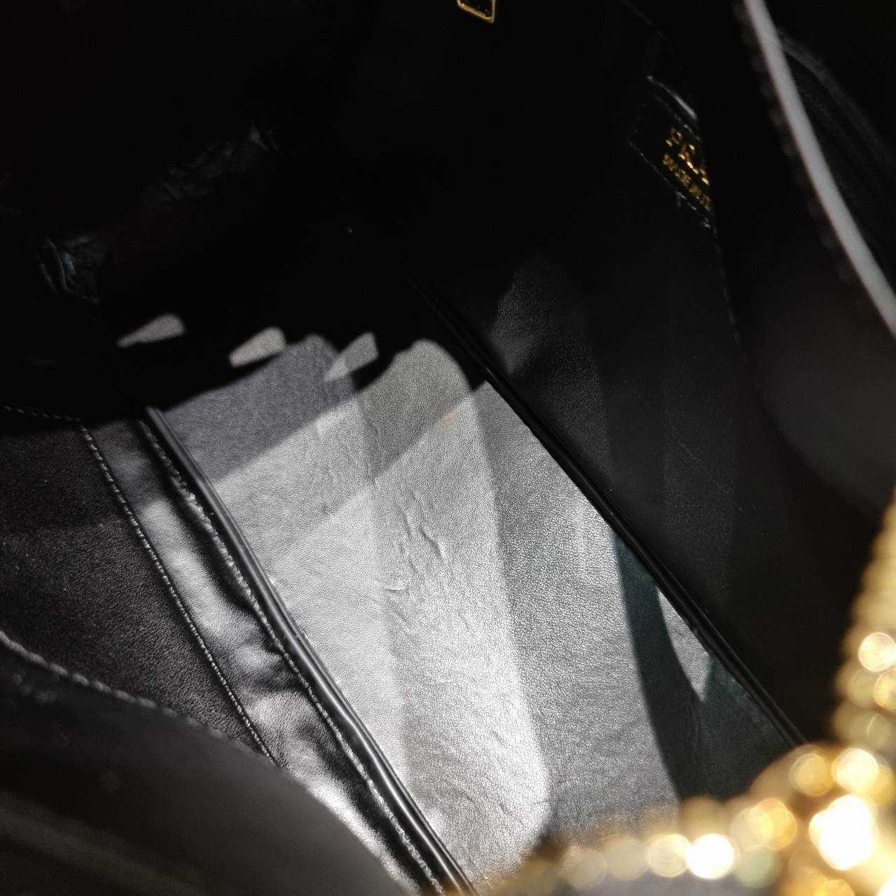 พร้อมส่ง 2 สี PRADA MEDIUM LEATHER HANDBAG กระเป๋าสะพายไหล่ดีไซน์เก๋และมาแรงมาก สาวๆหนุ่มๆติดแกลมต้องไม่พลาด สวยดูแพง