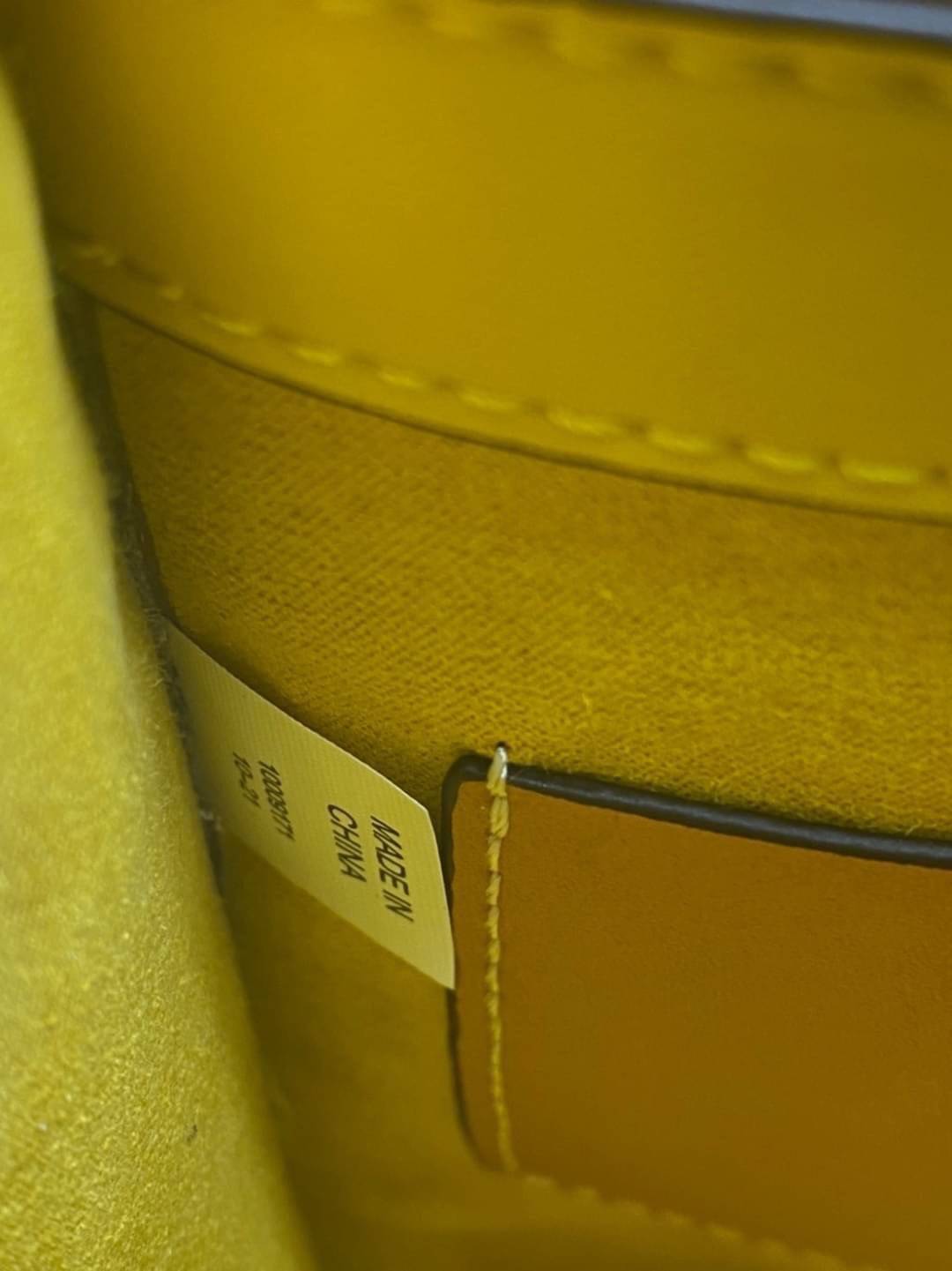 TORY BURCH T MONOGRAM COLORBlOCK JACQUARD MINI TOTE คอลเลคชั่นใหม่ล่าสุด ครอบครองก่อนใคร ไอเท็มยุคนี้รุ่นที่ควรมีติดตู้คะสาวๆ วัสดุ jacquard สลับหนังแท้ หูจับ มาพร้อมสายสะพายข้างหนังแท้ ปรับระดับได้ สายสามารถถอดออกได้ ภายในเป็นช่องโล่ง ใส่มือถือได้ กระเป๋