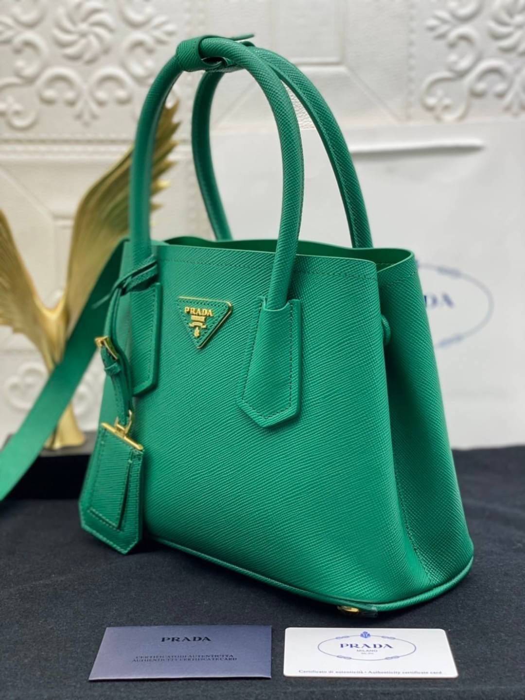 25cm Prada Small Saffiano Leather Double Bag / Prada Double Bag กระเป๋าสะพายพราด้า อีกหนึ่งรุ่นฮิต ให้พื้นที่จุของกว้างขวาง เป็น Tote Bag ใช้งานง่าย ได้ทุกที่ ทุกโอกาส ด้วยขนาดของกระเป๋าที่สามารถจุของได้หลากหลาย เป็นอีกรุ่นที่เหมาะสมสำหรับการเป็น Everyday