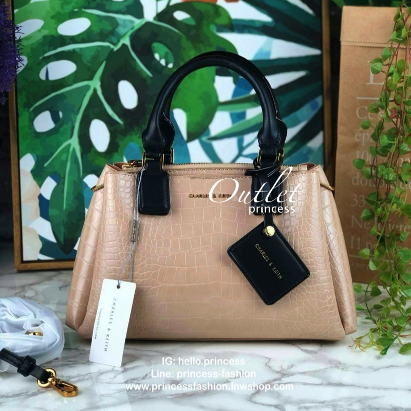 CHARLES & KEITH CROC-EFFECT STRUCTURE BAG กระเป๋าถือ/สะพายวางอยู่ทรง ตัวหนังกระเป๋าพิมพ์ลายจรเข้สวยมากๆ มีหมุดรองฐาน 4 มุม หูหิ้วพับลงได้ค่า เปิดปิดแบบกระดุมแม่เหล็ก แบ่งเป็น 3 ช่องใหญ่ เป็นช่องซิปตรงกลาง จุของได้ดี ใส่ ipad mini ได้นะค่า มีสายสะพายยาวแบบ
