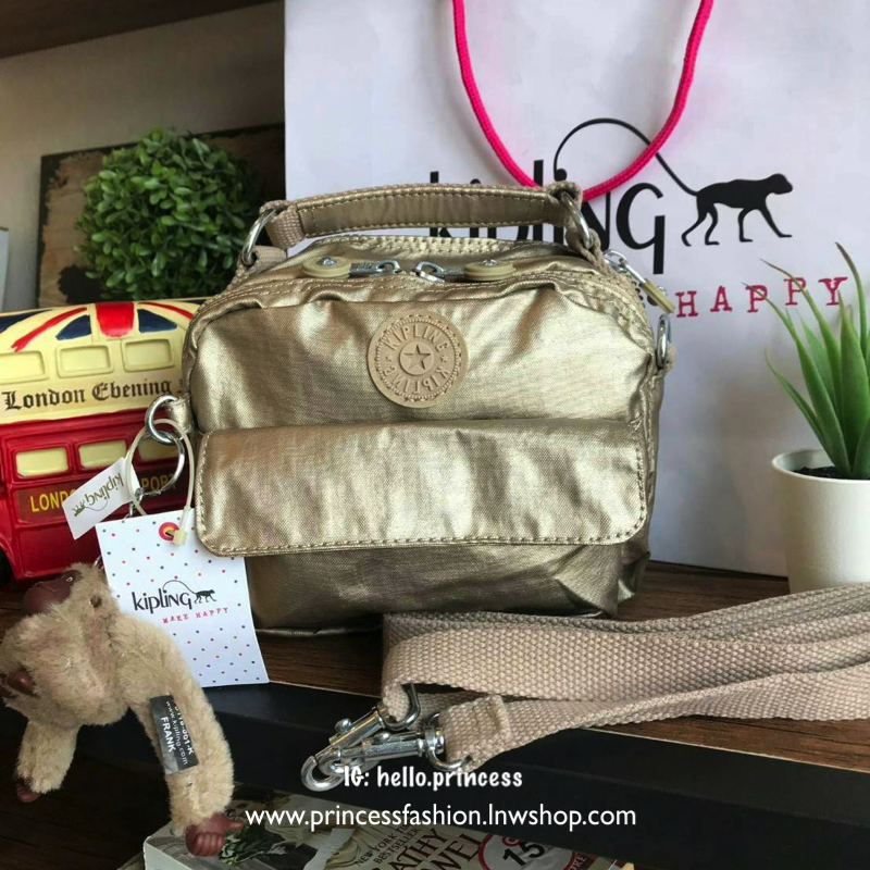 💕 Kipling Messenger Bag กระเป๋าสะพายทรงเหลี่ยมรุ่นใหม่!!ขนาดมินิ สามารถสะพายสายคู่ สายเดี่ยวและเป้ มีหลายช่องใช้งาน ด้านหน้าเป็นช่องเล็กใส่ของจุกจิก ซิปคู่ด้านหน้าภายในมีช่องเล็กแยกเป็นสัดส่วน ซิปเดี่ยวด้านหลังกว้างเพิ่มช่องใส่ของได้อีก1ช่อง ขนาดก