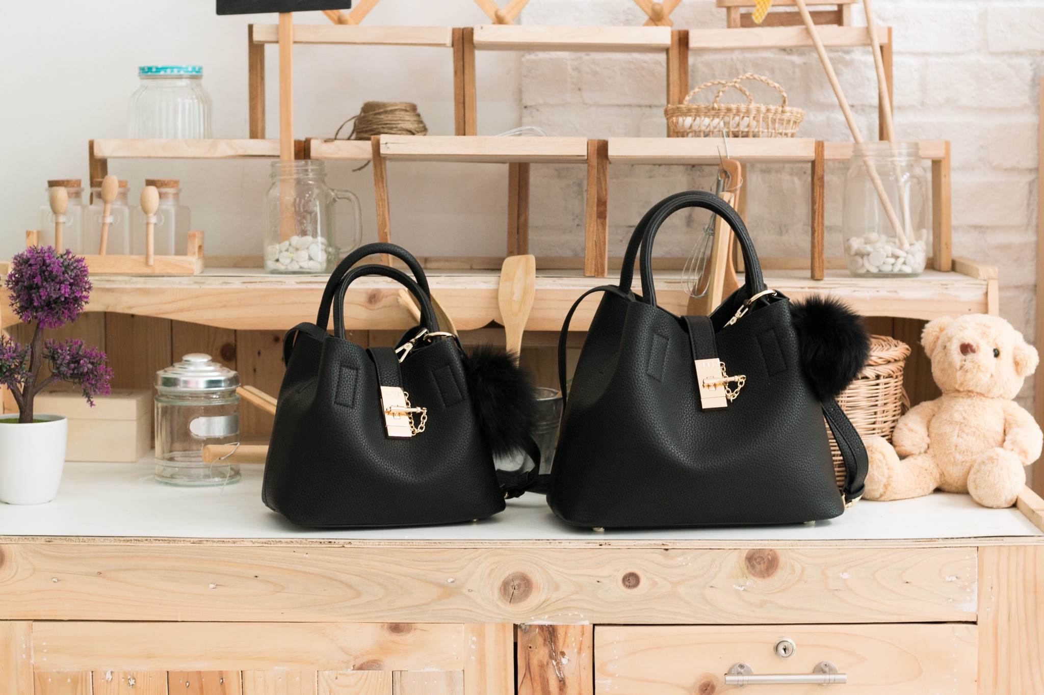 New arrival • KEEP LALA BAG • พร้อมส่ง 2 ขนาด ตามการใช้งาน 👑สวย หรู เวอร์วัง อีกแล้วค่า กับกระเป๋า 2 in 1 ปรับเก็บทรง ได้ถึง 2 แบบ มาพร้อมพวงกุญแจ ปอมปอม ฟรุ้งฟริ้ง น่ารักมาก คะ ตัวกระเป๋าเป็นหนังเนื้อดีที่สุด เนื้อนิ่ม ลายหนังสวย มีกระเป๋าใบเล็กด