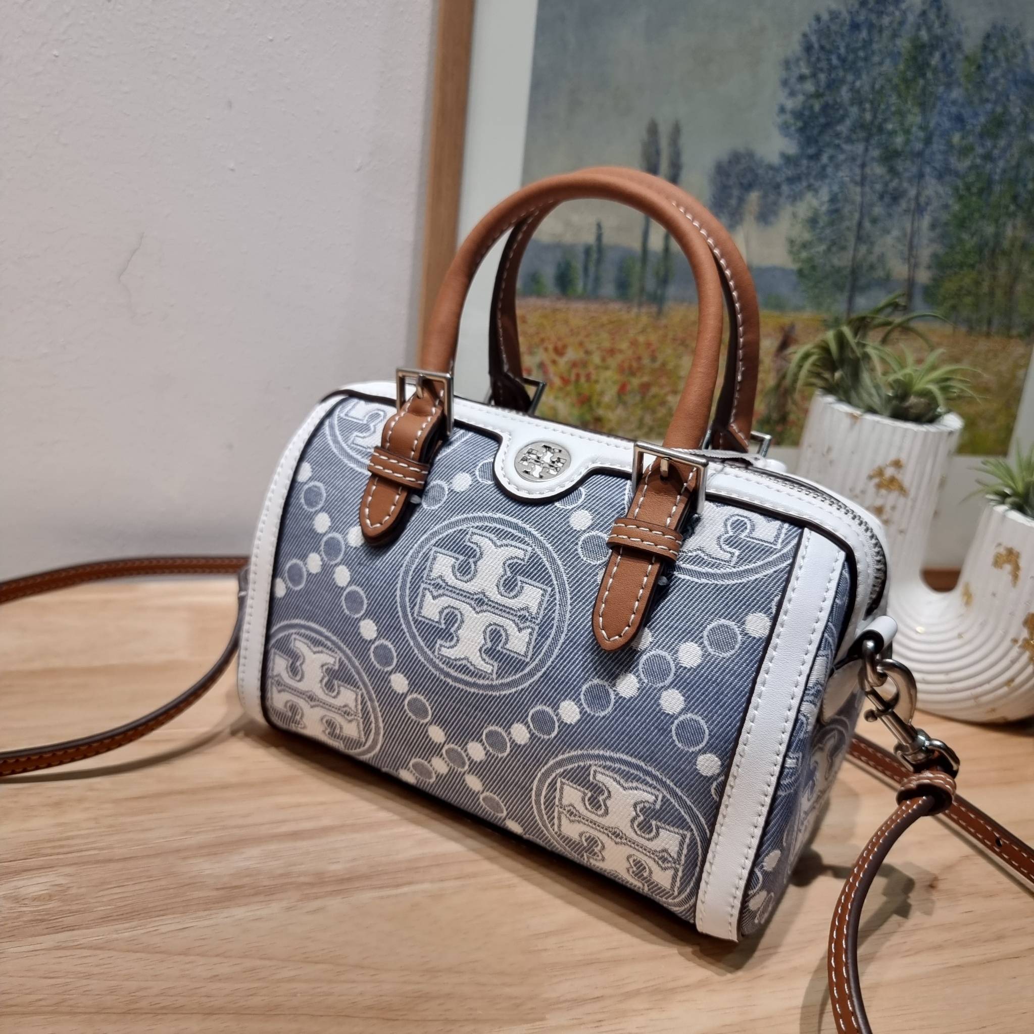 TORY BURCH Petite T Monogram Denim Barrel Bag / TORY BURCH MINI T MONOGRAM DENIM TOTE คอลเลคชั่นใหม่รับซัมเมอร์นี้ กับกระเป๋าสะพายทรงโท้ท ไซส์มินิ ดีไซน์โทนสีฟ้า สวยคม