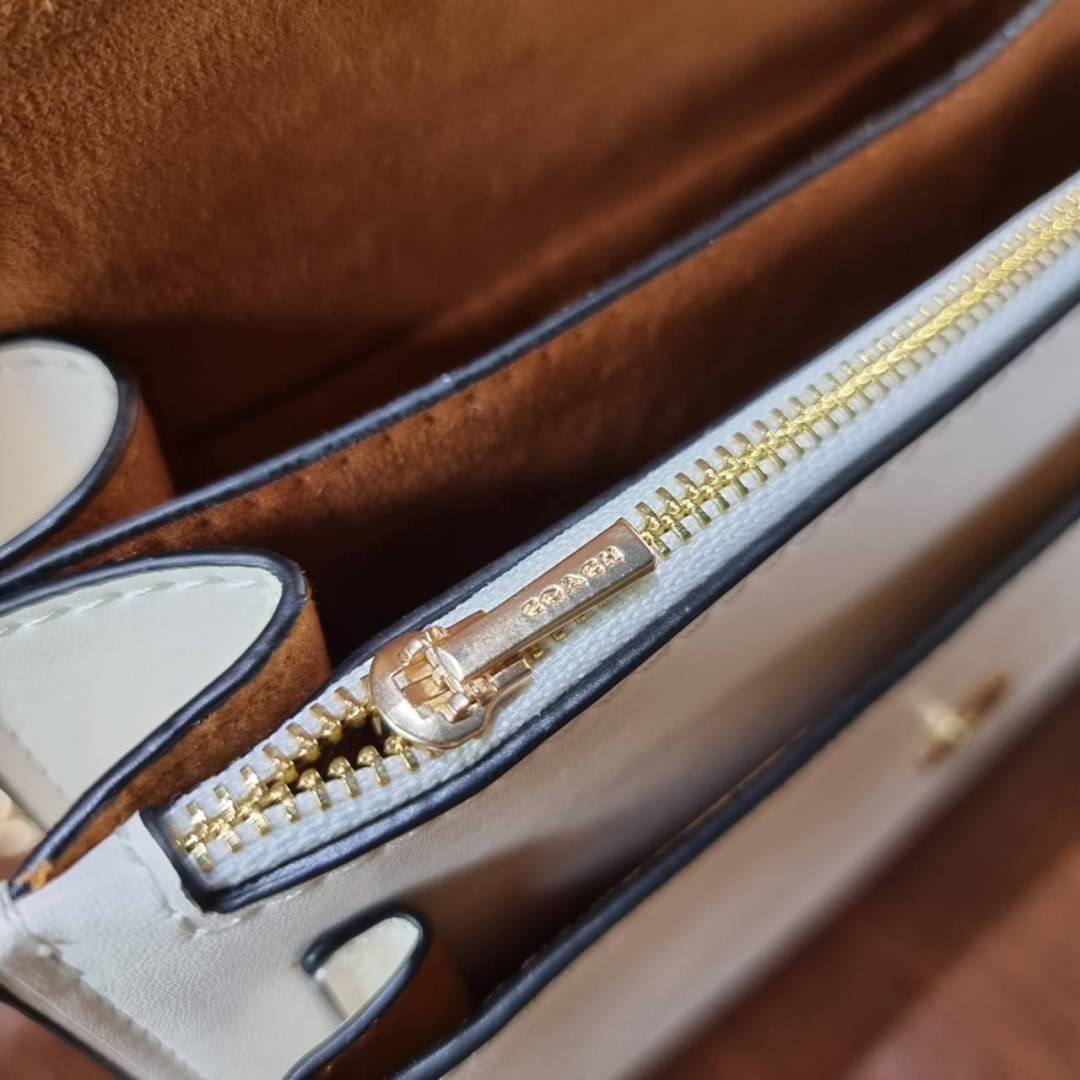 COACH C2858 KLARE CROSSBODY WITH DAISY EMBROIDERY ดอกเดซี่ฮิตไม่หยุดยั้ง!! ขายดิบขายดีทุกคอลเลคชั่น รอบนี้มาให้ได้ใช้งานง่ายกว่าเดิม กับกระเป๋าสะพายข้าง โทนสีละมุนลูกคุณหนู ดีไซน์ปักดอกเดซี่เพิ่มลูกเล่น ให้มีสีสัน สายสะพายโซ่สลับหนัง สะพายยังไงก็ขับผิว เป