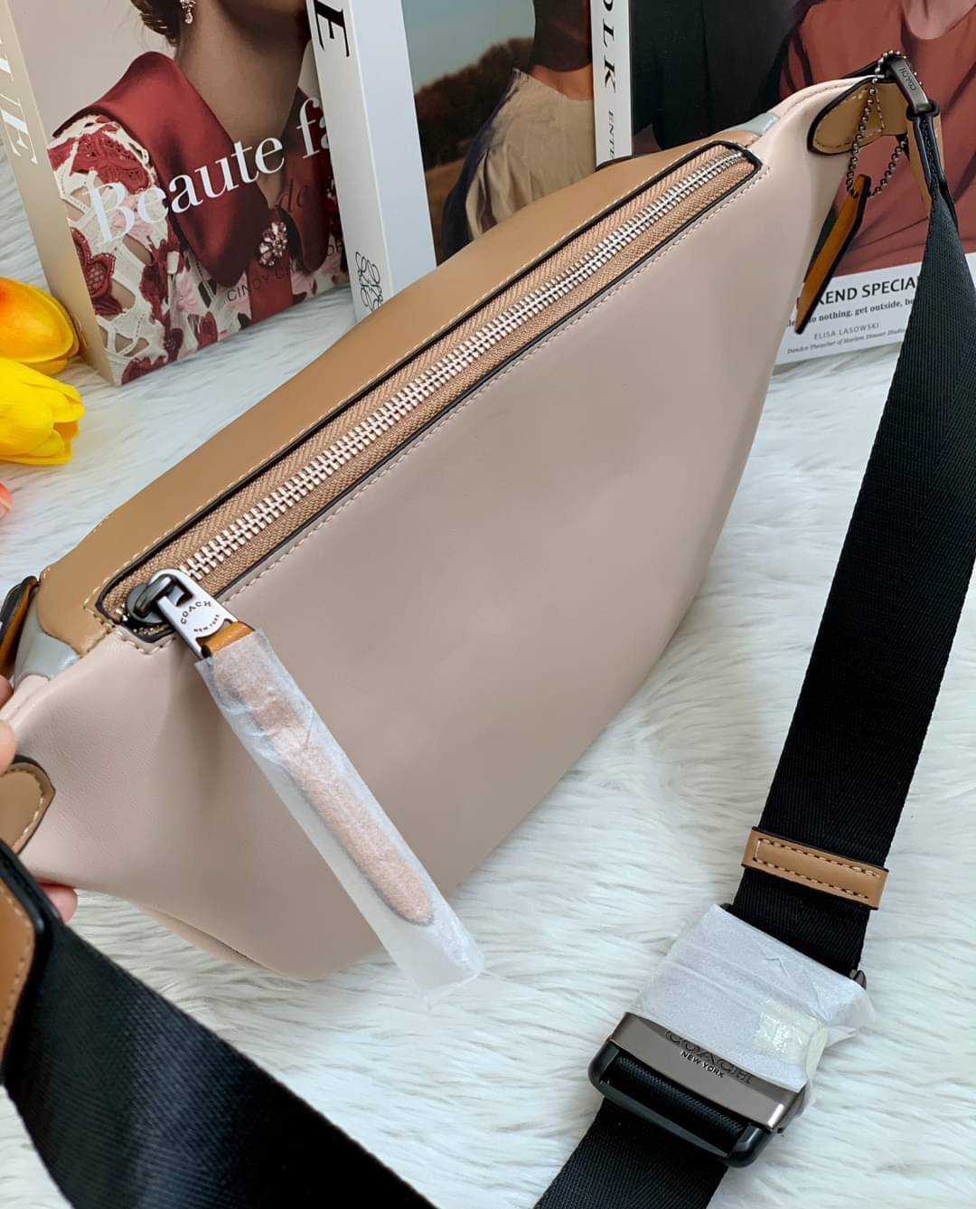 OUTTLET 】Rivington Belt Bag In Colorblock With Coach Patch (F959) Silver รุ่นที่ถามกันมาเยอะเลยคะ! สวยงามใช้ได้ทั้งชาย//หญิงเลยจร้า 🌈 Coach Belt Bag ใบใหญ่คะ! กระเป๋าคาดอกด้านหน้า//คาดไปทางด้านหลัง//หรือคาดเอวได้ ตามแต่ความถนัดได้เลยนะคะ หนังแท้ น