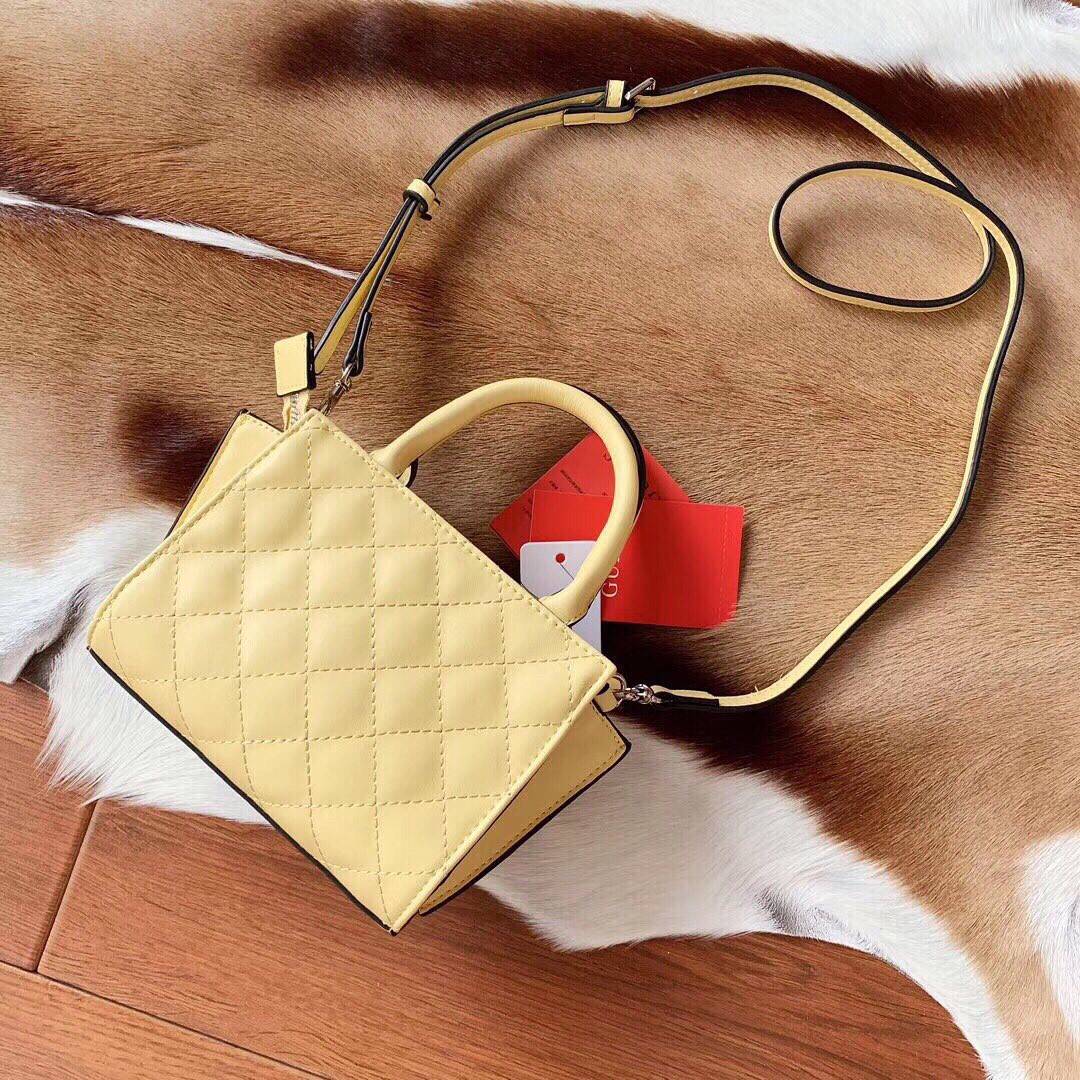 GUESS ELLIANA QUILTED MINI SATCHEL BAG กระเป๋าสะพายรุ่นยอดนิยม วัสดุ PU คุณภาพดี นิ่ม น้ำหนักเบาด้านหน้าประดับด้วยโลโก้แบรนด์สุดหรู เปิดปิดกระเป๋าด้วยซิปสะดวกใช้ ด้านในกว้างมีช่องซิปสำหรับใส่ของ ใส่มือถือได้ทุกรุ่น ซับในลายแบรนด์ สายสะพายหนังเลื่อนปรับระด