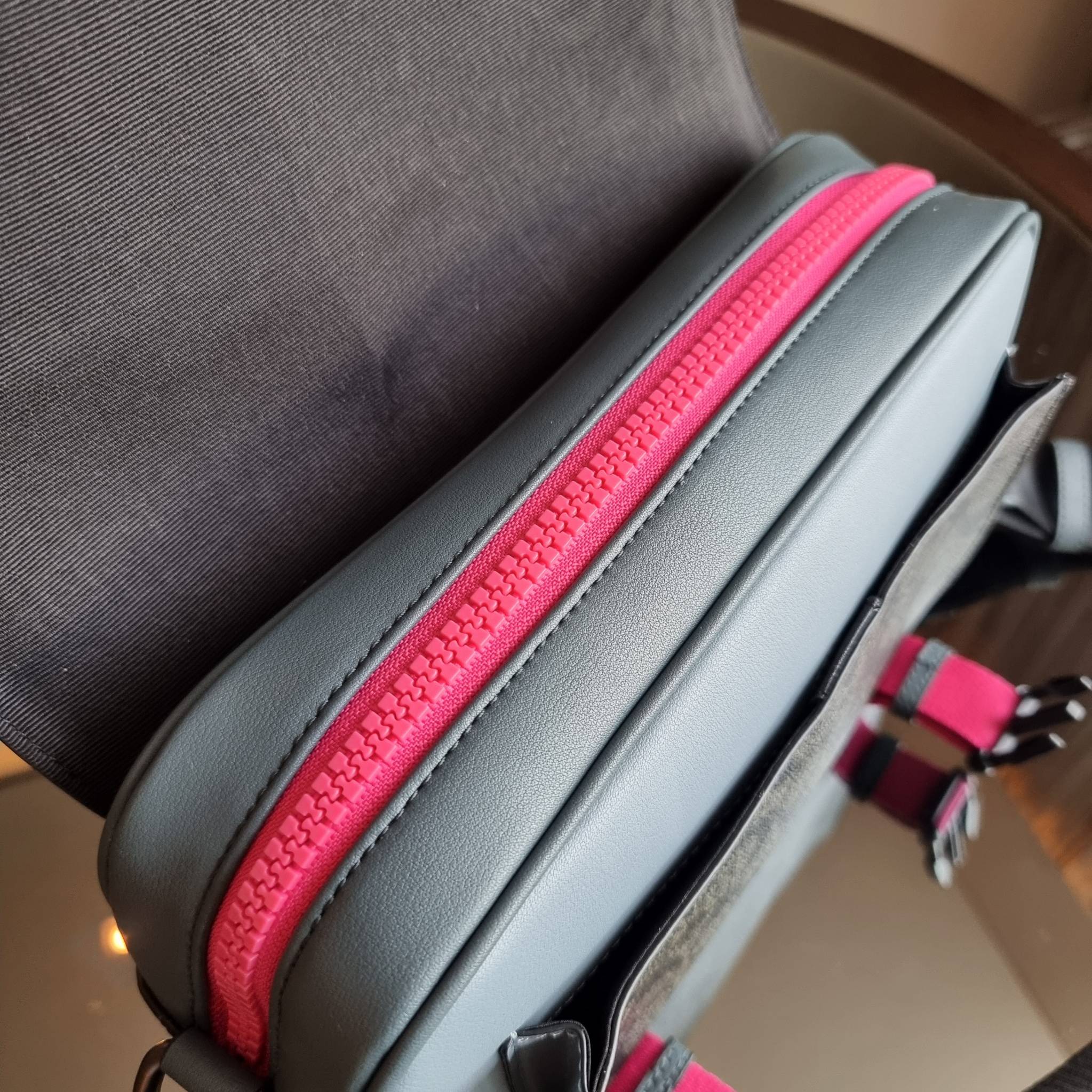 COACH TRACK CROSSBODY IN COLORBLOCK WITH COACH PATCH C6657 C8128 หล่อบอกต่ออีกหนึ่ง กระเป๋าสะพายทรงแมสเซ็นเจอร์ รุ่นเอาใจหนุ่มๆ ที่สาวๆก็อยากใช้!! ด้วยดีไซน์สีคัลเลอร์บล็อคที่โดดเด่น ทำให้ดูน่าใช้งาน วัสดุหนังแท้ สวยคมซ่อนหรู ฝากระเป๋ามีตัวล็อคแน่นหนา เปิ