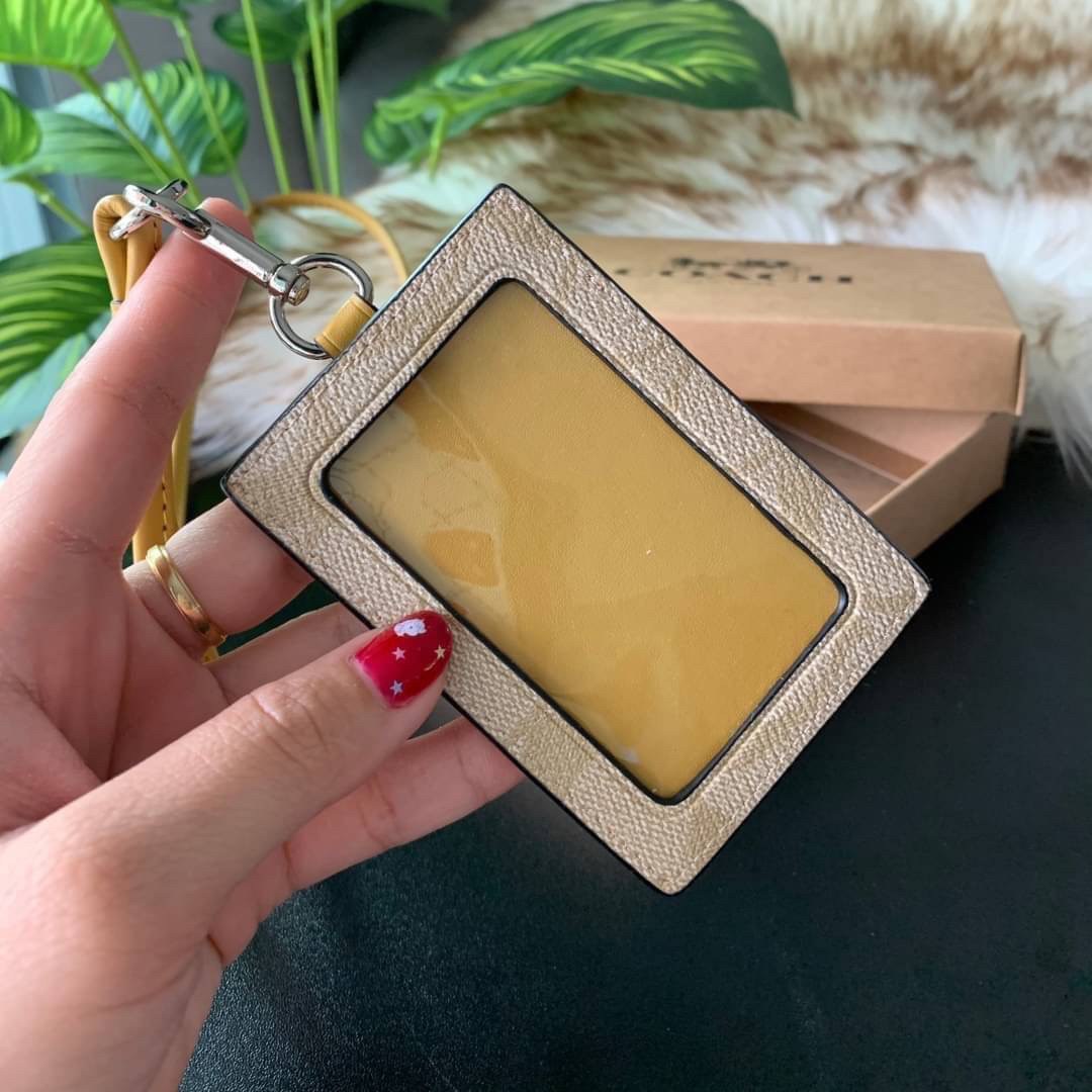 COACH F63274 ID LANYARD IN SIGNATURE COATED CANVAS กระเป๋าใส่บัตรคล้องคอ ลาย C ทั้งใบ ด้านหน้าตกแต่งชื่อแบรนด์ สวยมากกก ใส่บัตรพนักงาน และบัตรต่างๆ มาพร้อมสายคล้องคอ สายถอดออกได้ ตัวกระเป๋ามี 3 ช่องค่ะ