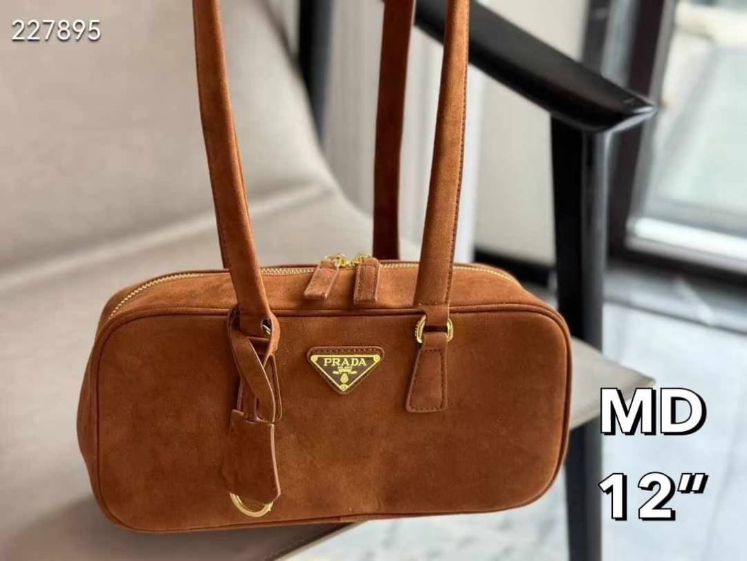 PRADA Suede Shoulder Bag กระเป๋าถือ/สะพายไหล่สุดชิค งานหนังกลับสวยเก๋ สวยเด่นเป็นเอกลักษณ์มาก ดีไซน์เรียบแต่มากมีอยู่จริง สวยดูแพง ที่ไม่มีตอนนี้คือพลาด