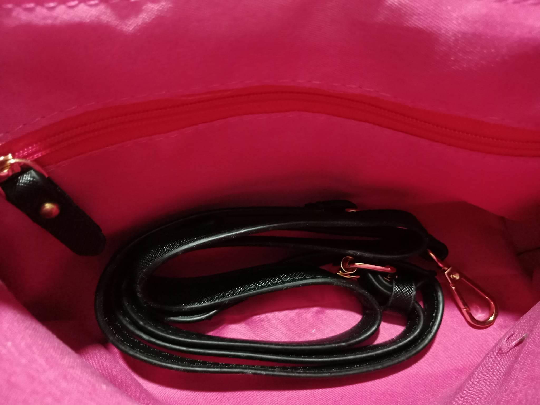 VICTORIA SECRET CLUTH & CROSSBODY BAG กระเป๋าสะพายข้าง แบบเรียบหรู วัสดุทำจากหนัง PU น้ำหนักเบา ด้านในมีช่องใส่ของหลักพร้อมช่องซิป ด้านหลังมีช่องเล็กอีก 1 ช่อง สายสะพายสามารถถอดออกหรือปรับระดับได้ ด้านในใส่กปต.ยาว + มือถือได้ทุกรุ่น ใบนี้แนะนำเลยค้า