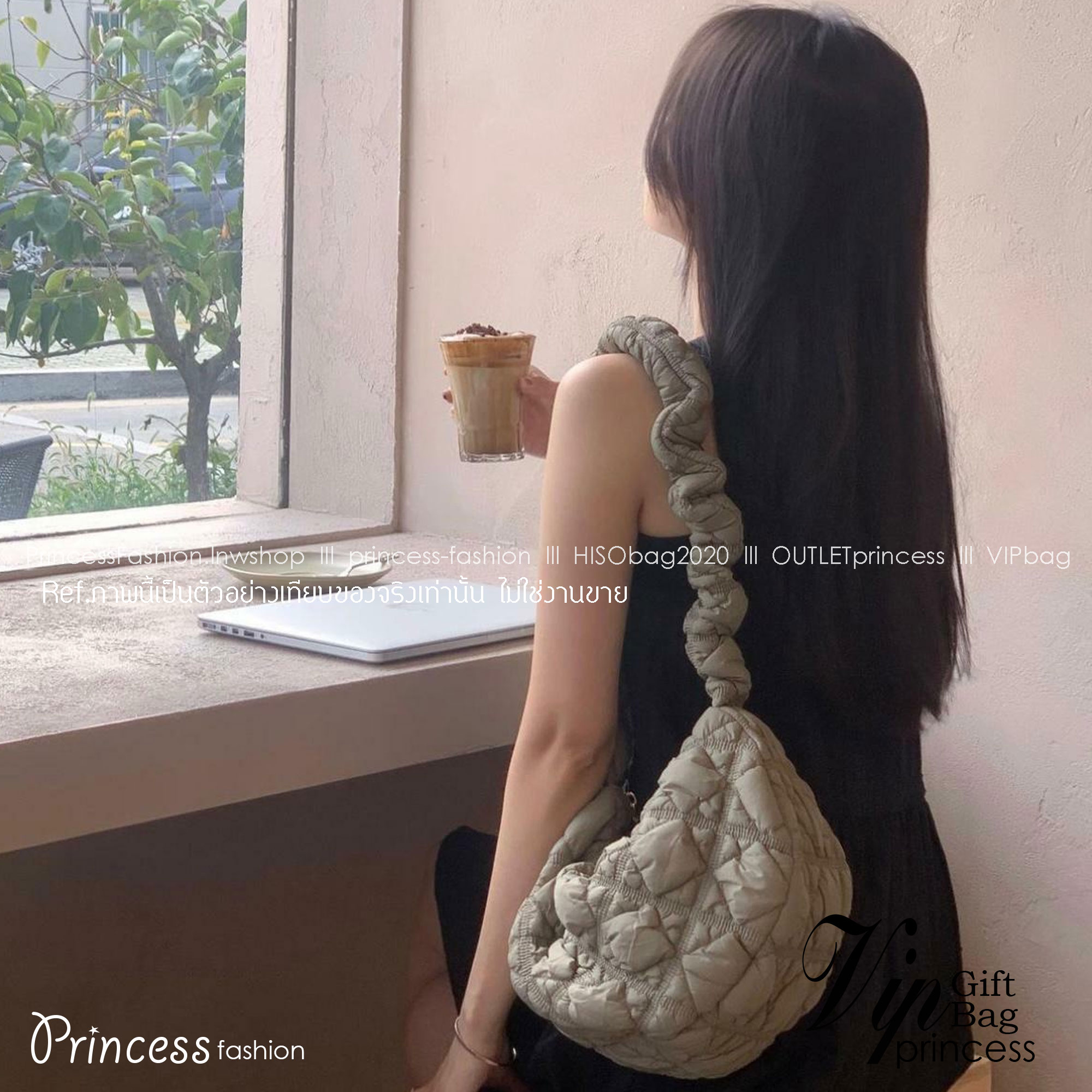 Cozy Shoulder Bag / Carlyn Bag 2022 สายแฟชั่นเกาหลีห้ามพลาด‼️ เป็นกระเป๋าที่กำลังได้รับความนิยมอย่างมากในเวลานี้ ถูกออกแบบมาให้มีลักษณะนุ่มนิ่มไม่ต่างจากพัฟเฟิลโค้ตหรือผ้านวม เลือกหยิบมาใช้ แมตช์เข้ากับคอสตูมได้ในแต่ละวัน