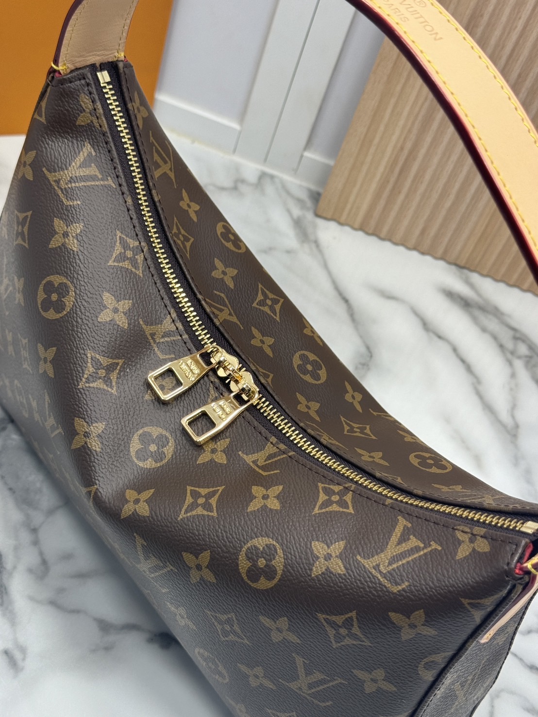 LV Slouchy PM Hobo bag 33 cm กระเป๋าถือ/สะพายไหล่ทรงโฮโบรุ่นใหม่ โดดเด่นด้วยรูปทรงอันเป็นเอกลักษณ์ เหมาะสำหรับพกพาเดินทางและใช้งานทุกวัน