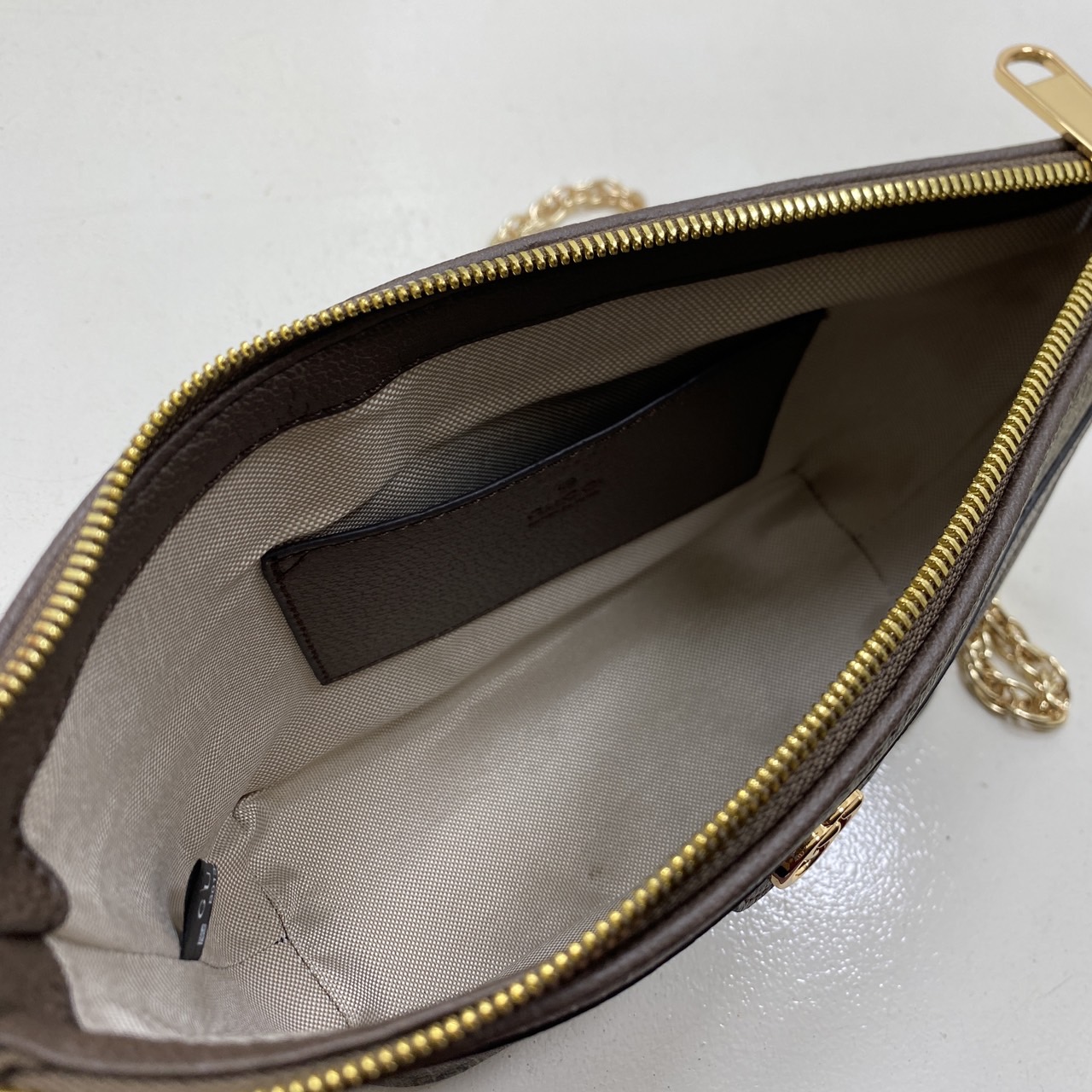 GUCCI Ophidia GG Mini Shoulder Bag กระเป๋าทรงพอช พร้อมสายสะพายโซ่สีทองหรูหรา ดีไซส์เรียบง่ายสะดวกใช้ ภายในเป็นช่องโล่ง สายสะพายหนังสลับโซ่ ใช้ได้ในทุกๆวัน ทุกๆลุค ตอบโจทย์ได้สบายๆ