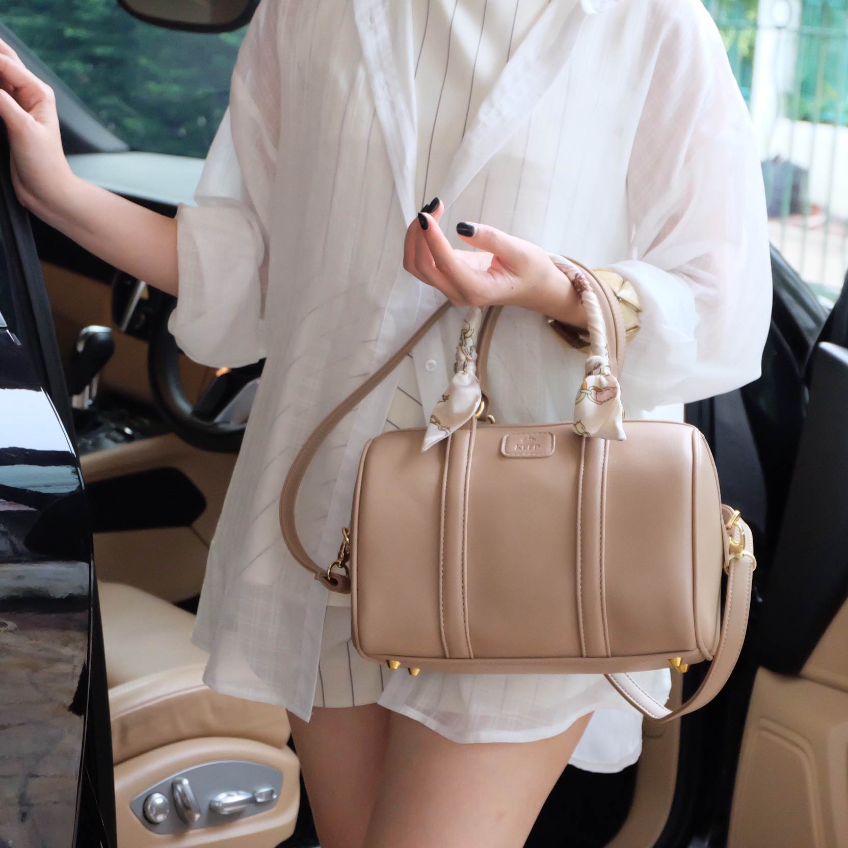 รุ่นขายดี สีใหม่ สวยหรู เวอร์วังมากคะ มาพร้อม ผ้าพันกระเป๋าเข้า set 😘🙏🏻 👜ดีเทลกระเป๋า 🌵สินค้าขายดี ขนาด มินิ สวยมากคะ >> รุ่น KEEP leather Pillow bag สวย น่ารัก ขนาดตอบทุกโจทย์การใช้งาน เห็นแล้ว **หลงรักเลยคะ 