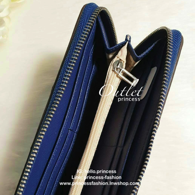 GUESS FACTORY WOMEN'S ZIP AROUND LONG WALLET กระเป๋าสตางค์หนังทรงซิปรอบปั๊มลายแบรนด์รอบใบ ด้านหน้าติดโลโก้แบรนด์ ภายในมีช่องใส่ธนบัตร ช่องใส่บัตรหลายช่องและช่องซิปกลางใส่เหรียญ มีให้เลือก 3 สี สวยคุ้ม น่าใช้มากๆค่า