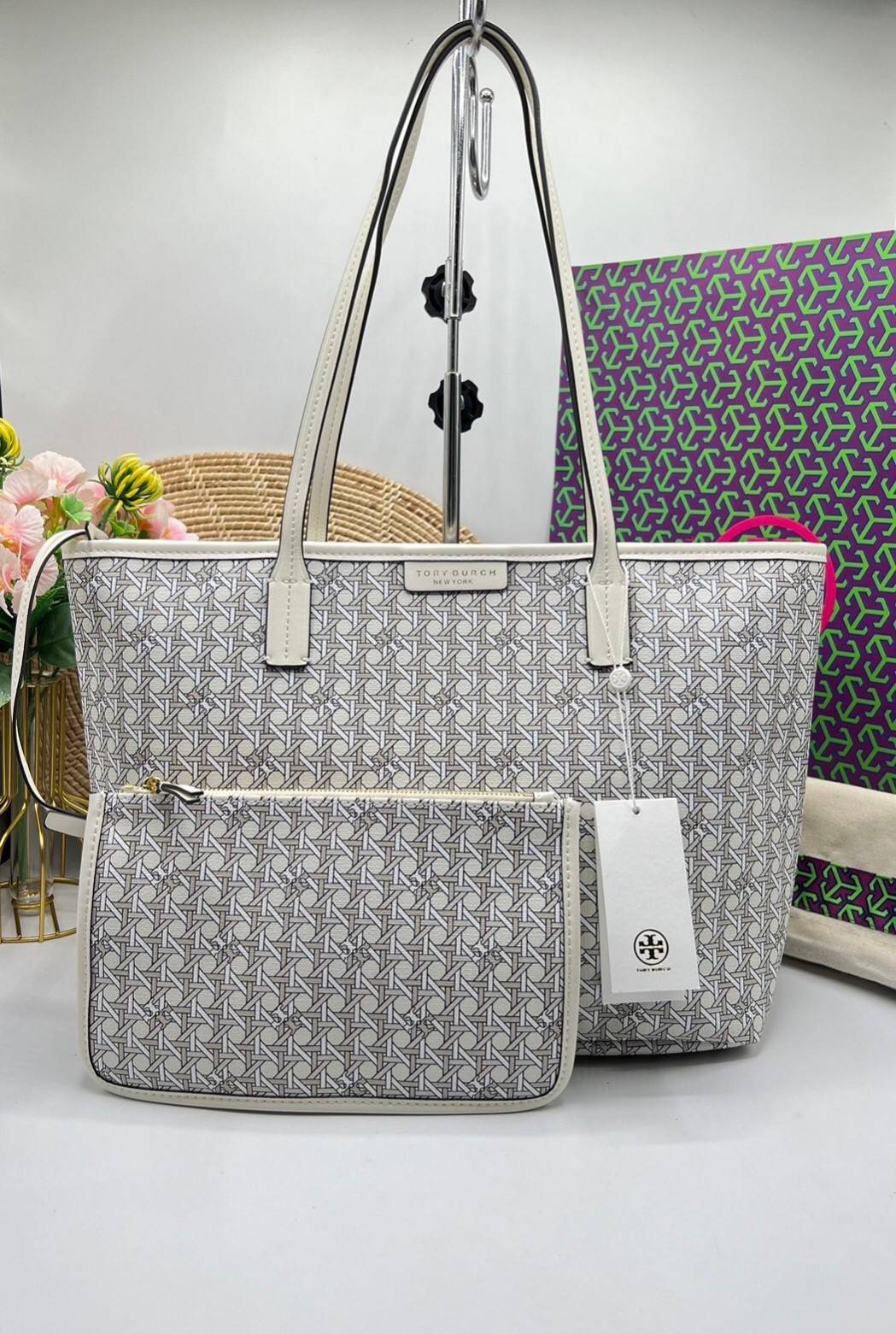 Tory Burch Ever Ready Zip Tote Small Coated Canvas / Tory Burch Geo Logo Tote กระเป๋าโท้ท พิมพ์ลายด้วยลวดลายสานตะกร้าอันเป็นเอกลักษณ์ของแบรนด์ ซึ่งได้แรงบันดาลใจจากความหลงใหลในงานจักสานของผู้ก่อตั้ง