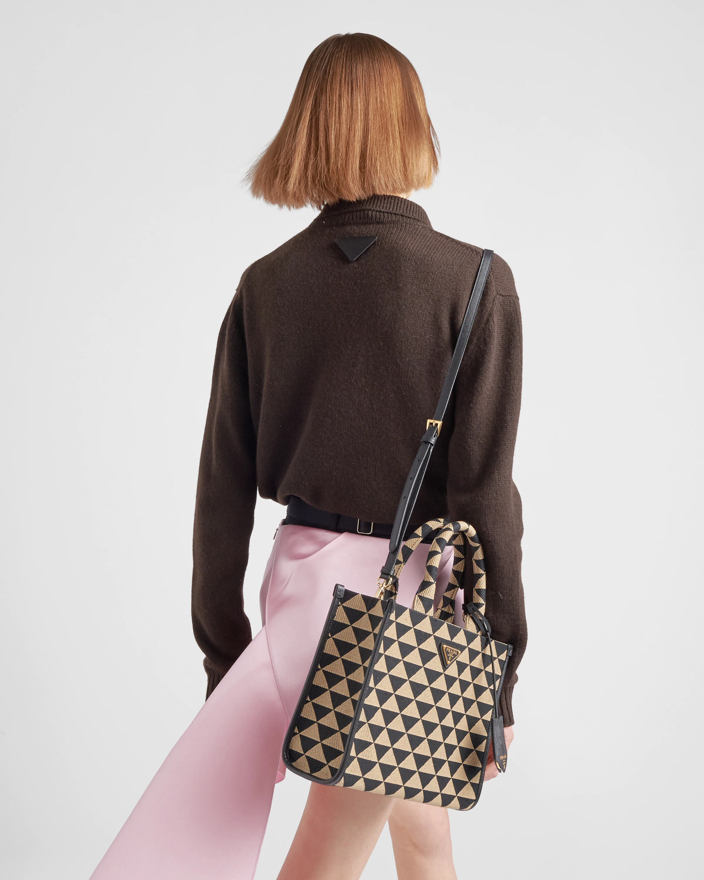 Prada Tote Bag / Prada Symbole jacquard fabric handbag กระเป๋าพราด้าทรงชอปปิ้ง หน้าติดอะไหล่โลโก้แบรนด์สีทอง มีให้เลือกใช้งาน 3 ขนาด งานชนชอปใช่งานง่าย สวยมงลงมากค่า แบบใหม่ล่าสุดจากแบรนด์ดัง จัดให้แบบเลิศๆ กับกระเป๋าทรงโท้ท สวยเอกลักษณ์ ภายในโล่งกว้างมาก