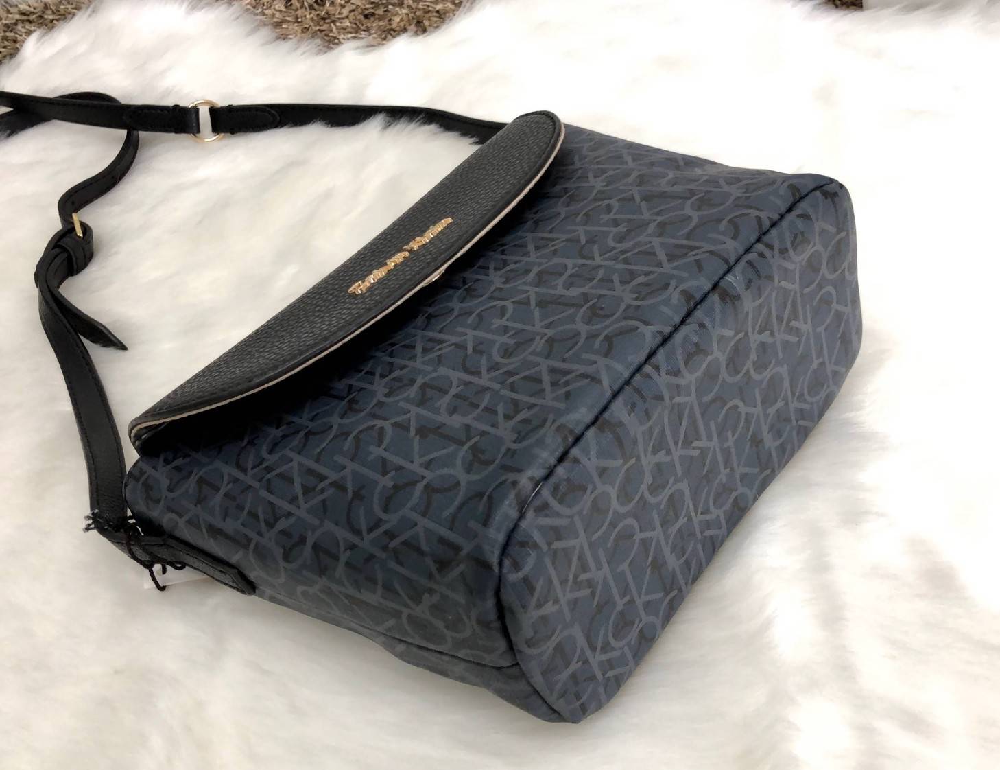 CALVIN KLEIN CROSSBODY BAG กระเป๋าสะพาย cross body วัสดุหนังผสมสัมผัสนิ่ม ขนาดกระทัดรัด ตัวกระเป๋าลายแบรนด์ทั้งใบ ฝาปิดมีโลโก้แบรนด์ เปิดออกมามีซิปปิดปากกระเป๋า ภายในโล่ง สามารถใส่ กปต.ใบขนาดปกติได้ มือถือได้ทุกรุ่น มีช่องเล็กให้ใส่ของจุกจิก พร้อมสายสะพาย