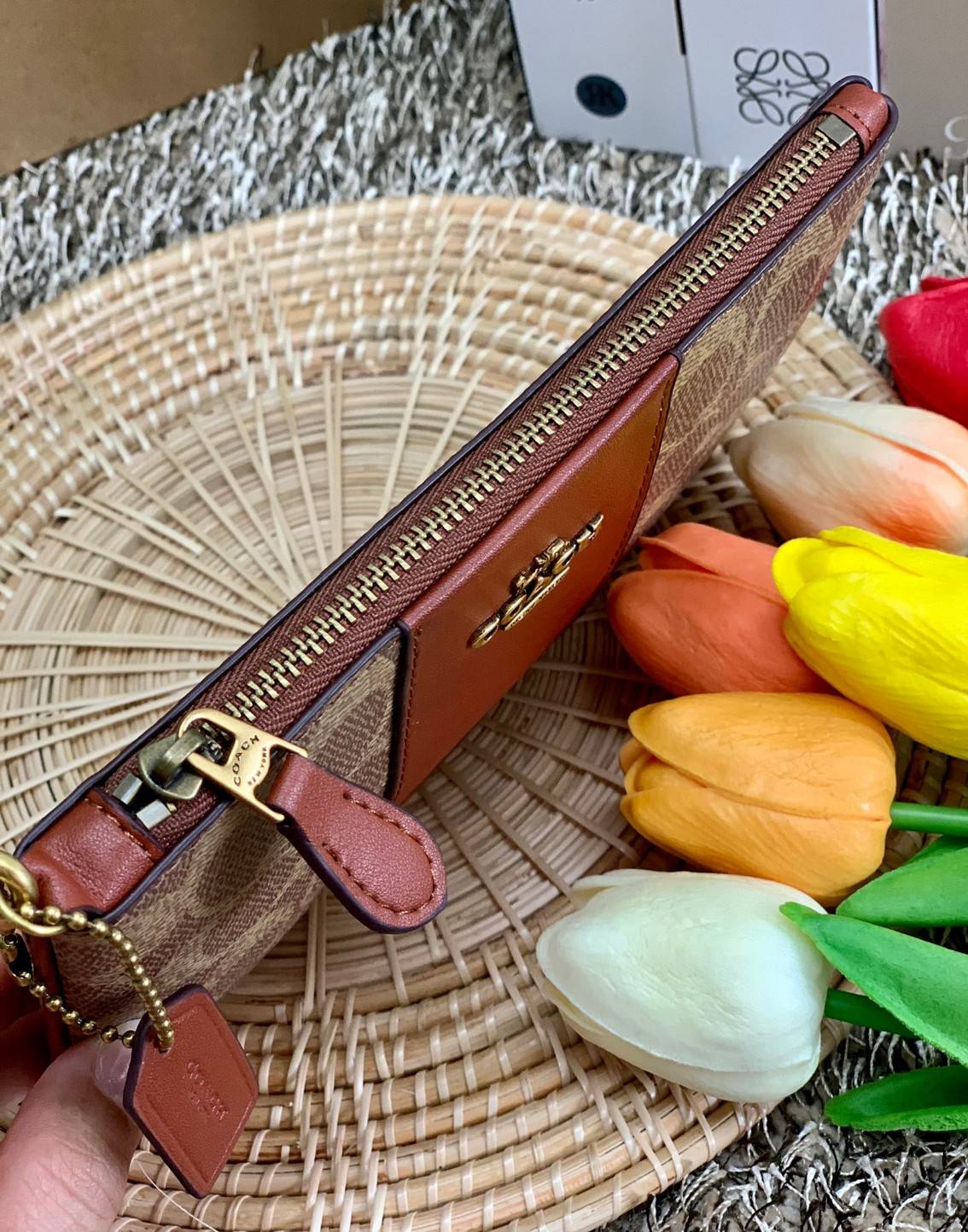 COACH SMALL WRISTLET IN COLORBLOCK SIGNATURE ((32445)) ✔️กระเป๋าคล้องมือ วัสดหนัง pvc อย่างดี ลายซิกเนเจอร์ ตัดขอบสีตรงกลางสวยงามมากๆค่ะ แบบซิปเดียว ((ภายในใส่มือถือได้บางรุ่นค่ะ)) มีช่องเสียบบัตรให้2ช่องด้วยนะคะ