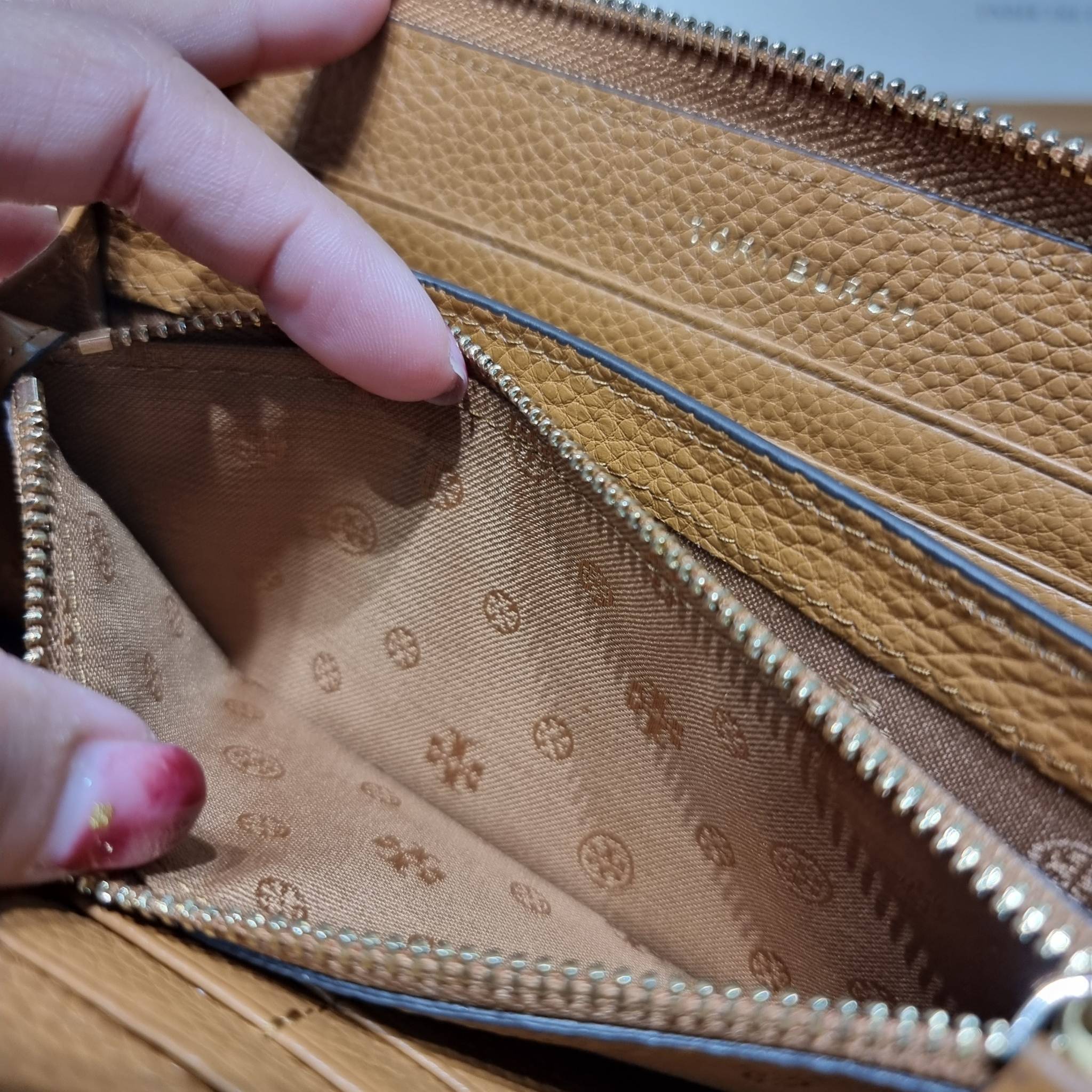 TORY BURCH THEA MULTI GUSSET ZIP CONTINENTAL WALLET กระเป๋าสตางค์ใบยาวเบสท์เซลเลอร์ ขนาดกำลังพอเหมาะ ดีไซน์เรียบหรู