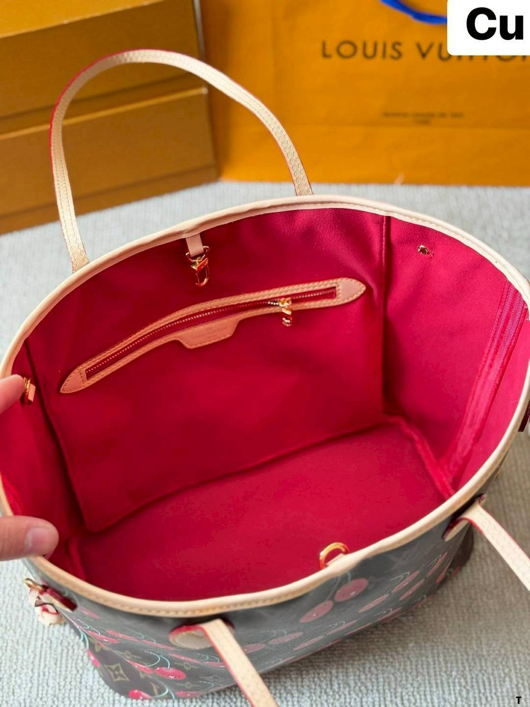 LV x TM Neverfull MM Bag Monogram cherry canvas กระเป๋าสะพายทรงโท้ท ปรับลุคให้มีชีวิตชีวาตกแต่งดีเทลลายเชอร์รี่สีสันสดใส เสริมลุคเรียบหรูเหนือกาลเวลาสมบูรณ์แบบ