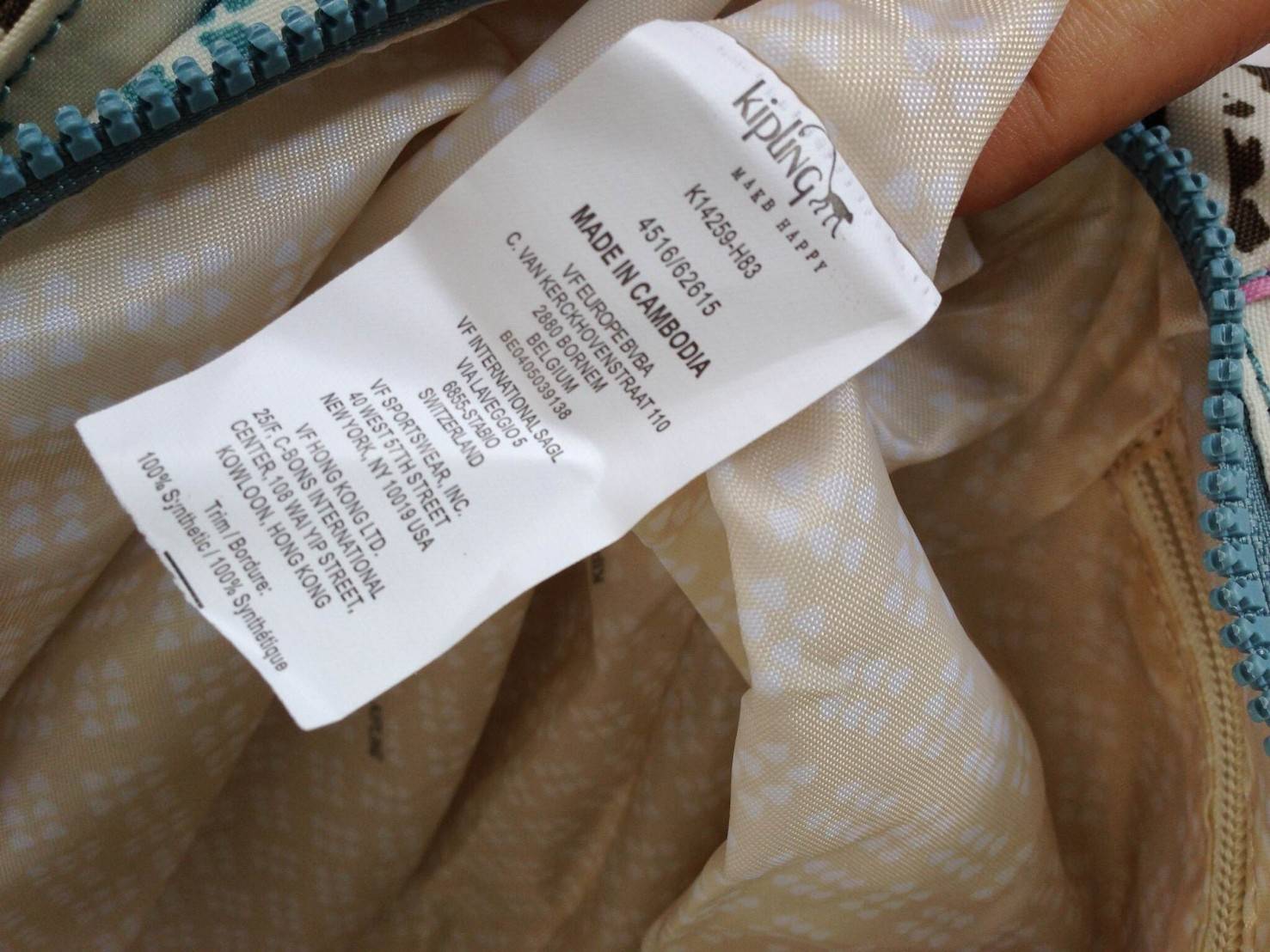 KIpling Felix Large Handbag Bag กระเป๋าถือหรือสะพายสไตล์ลำลองวัสดุ Nylon + Polyester 100% น้ำหนักเบามีหูหิ้วเเละสายสะพายยาวเลื่อนปรับระดับได้ถอดได้ เปิดปิดด้วยซิปสะดวกใช้ โลโก้เเบรนด์ มีช่องแบ่งถึง3ช่องเเยกเป็นสัดส่วน ด้านหน้าและด้านหลังมีช่องใส่ของเปิดปิ