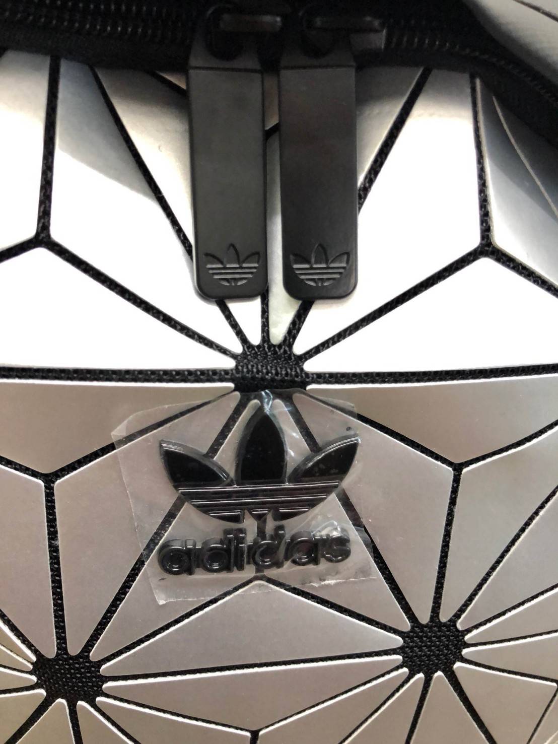 Adidas Originals 3D Backpack Restock! กระเป๋าเป้รุ่นหายากดีไซน์สุดฮิตสไตล์ ISSEY MIYAKE ใช้ได้ทั้งชายหญิง ขนาดกำลังดี น้ำหนักเบา ด้านหน้าประดับโลโก้แบรนด์ เปิดปิดด้วยซิปปั้มแบรนด์สะดวกใช้ หูจับถนัดมือ สายสะพายยาวเลื่อนปรับได้ Freesize ภายในมีโลโก้และช่องซ