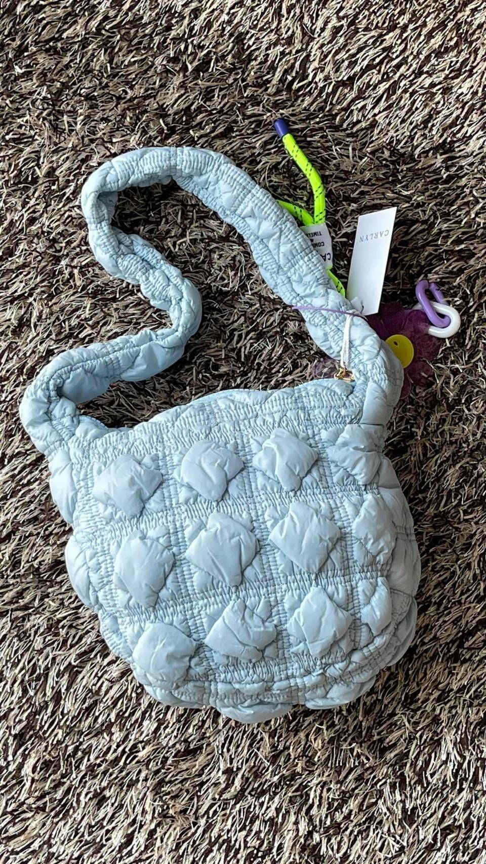 Carlyn Quilted Soft M Bag กระเป๋าสุดฮอตจากประเทศเกาหลี มีทรงที่กำลังพอดี ไม่เล็กหรือใหญ่เกินไป เลยสามารถใช้ในชีวิตประจำวันได้ง่าย ตัวกระเป๋านุ่มบุเหมือนผ้านวม น้ำหนักเบา