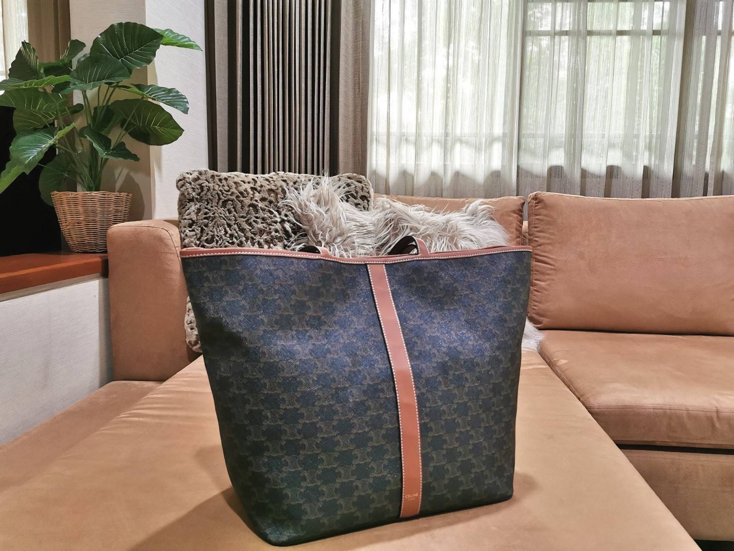 CELINE SHOPPING BAG VIP GIFT WITH PURCHASE GWP พรีเมี่ยมกิ๊ฟ Limited จาก CELINE HAUTEPARFUME DUTYFREE COUNTER วัสดุ TRIOMPHE CANVAS ดีไซน์ทรง TOTE สวยหรูคลาสสิคไม่มีเอ้าท์ ภายในโล่งกว้างและจุมากสามารถใส่เอกสาร A4 สัมภาระของใช้ได้เยอะจุใจ น้ำหนักเบาจะถือหร