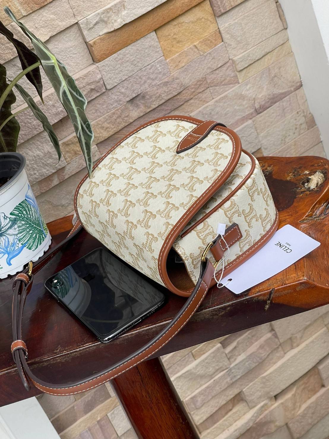 CELINE MEDIUM FOLCO BAG IN TRIOMPHE CANVAS หากใครที่กำลังมองหากระเป๋าสะพายข้าง ขนาดกะทัดรัด และเรียบหรู ต้องใบนี้เลยค่ะ เป็นกระเป๋าเปิดปิดแบบแบบฝาผับที่มีรูปทรงโค้งและที่ล็อกรูปทรงคล้ายเข็มขัด อีกทั้งยังสะท้อนความสวยสไตล์สาวปารีสได้อีกด้วย ด้านในของรุ่นนี