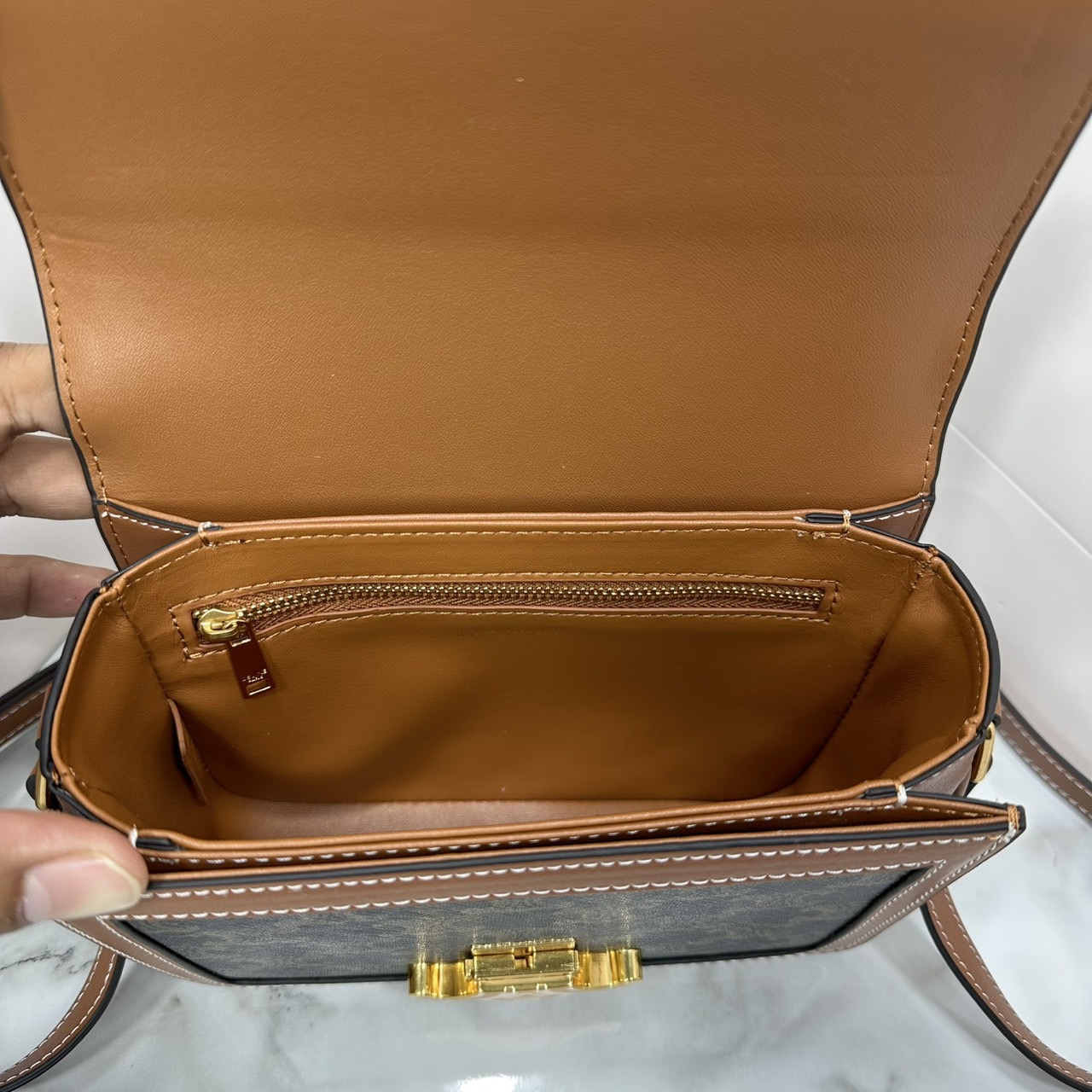 ORI หนังแท้ | 7" CELINE TRIOMPHE TEEN BAG in glossy leather กระเป๋าสะพายรุ่นยอดนิยม ถ่ายทอดให้เห็นถึงแก่นแท้ของสไตล์แบบ CELINE งานหนังเรียบเงาสวยหรูหรา