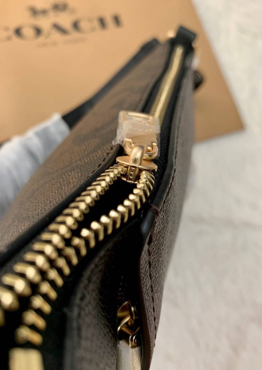 COACH SMALL MARLON SHOULDER BAG ((1600//1597)) 🌈พร้อมส่งที่ไทยอีกครั้ง ตามคำเรียกร้อง ห้ามพลาด! กระเป๋าหิ้ว//คล้องไหล่//สะพายข้างได้ หนังแท้ ทรงสวยมากค่ะ ด้านหน้ามีช่องซิปซ่อนแบบหนังห้อยให้2ช่อง ใส่ของจุกจิกค่ะ เปิดปิดกระเป๋าแบบซิป ภายในกว้างใส่ขอ