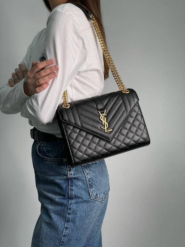 YSL envelope medium in matelassé leather shoulder bag กระเป๋าสะพายไหล่สุดฮอต โทนสีดำขับผิวสวยคลาสสิคตลอดกาล ทรงสวยดีไซน์เรียบหรู ดูติดแกลมสุดๆ โดดเด่นด้วยโลโก้ด้านหน้า เพิ่มดีเทลความผู้ดี