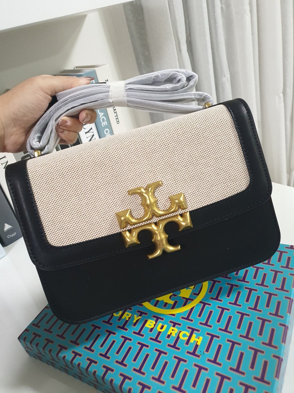 ของแท้ 💯% TORY BURCH ‘ELEANOR’ SHOULDER BAG กระเป๋าสะพายข้าง ไซส์กำลังน่ารัก วัสดุทำจากผ้าCanvas สลับหนังแท้ ฝาพับเปิดปิดด้วยแผ่นแม่เหล็ก มีช่องเล็กแยกอีกหลายช่อง ใส่โทรศัพท์ สมุดบัญชีได้